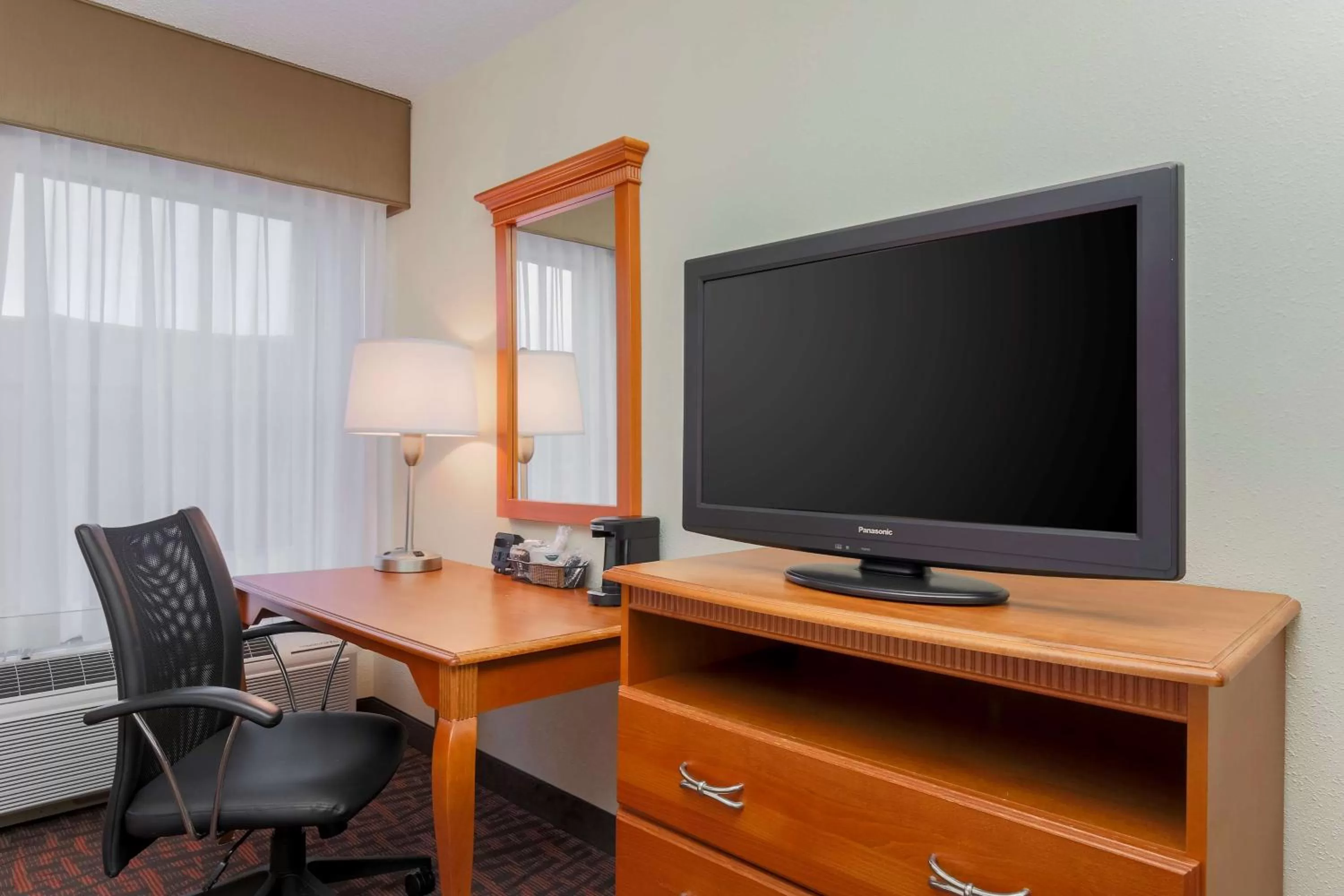 Bed, TV/Entertainment Center in Hampton Inn Dayton/Fairborn