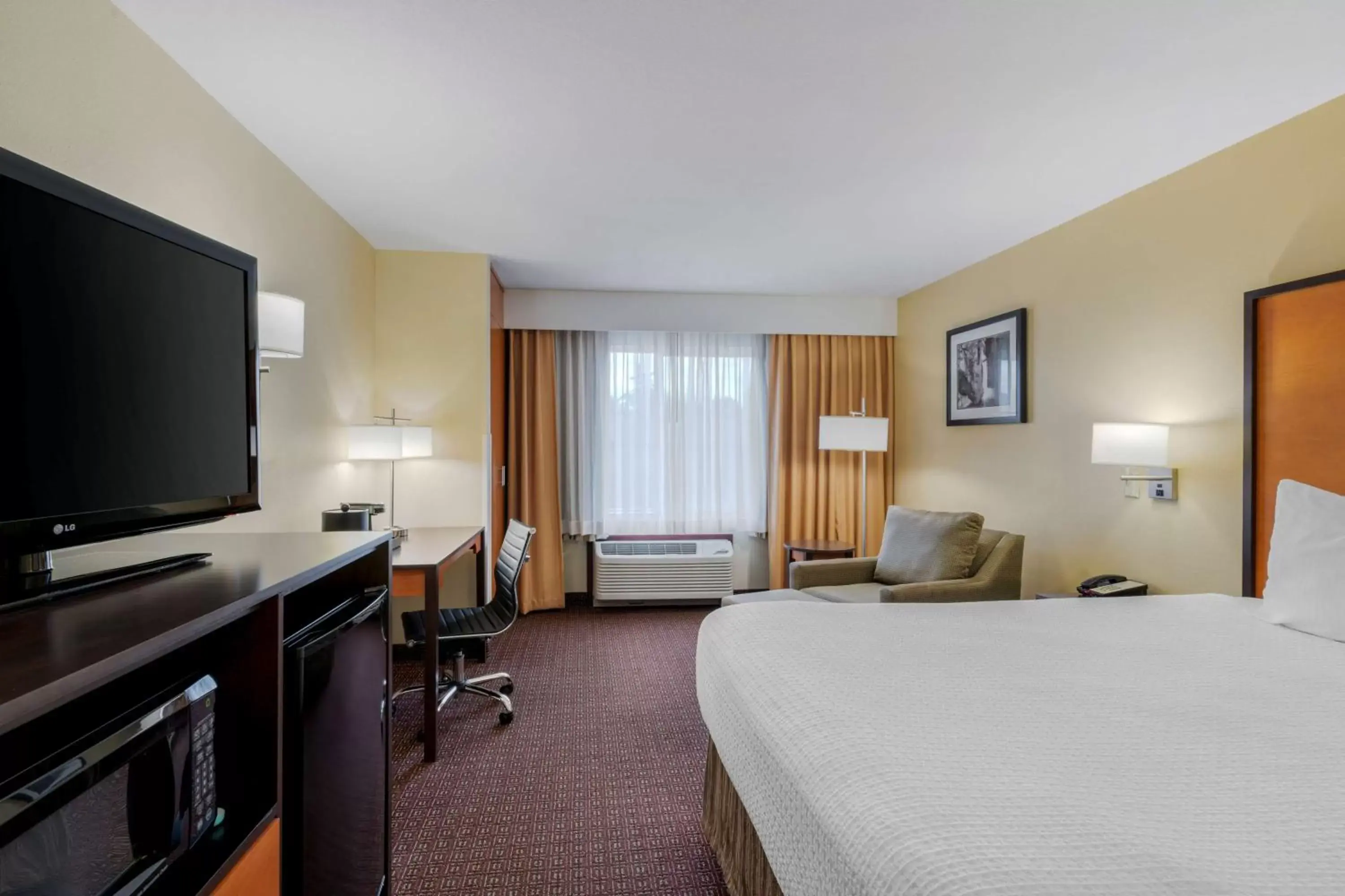 Bedroom, TV/Entertainment Center in Best Western Cascade Inn & Suites