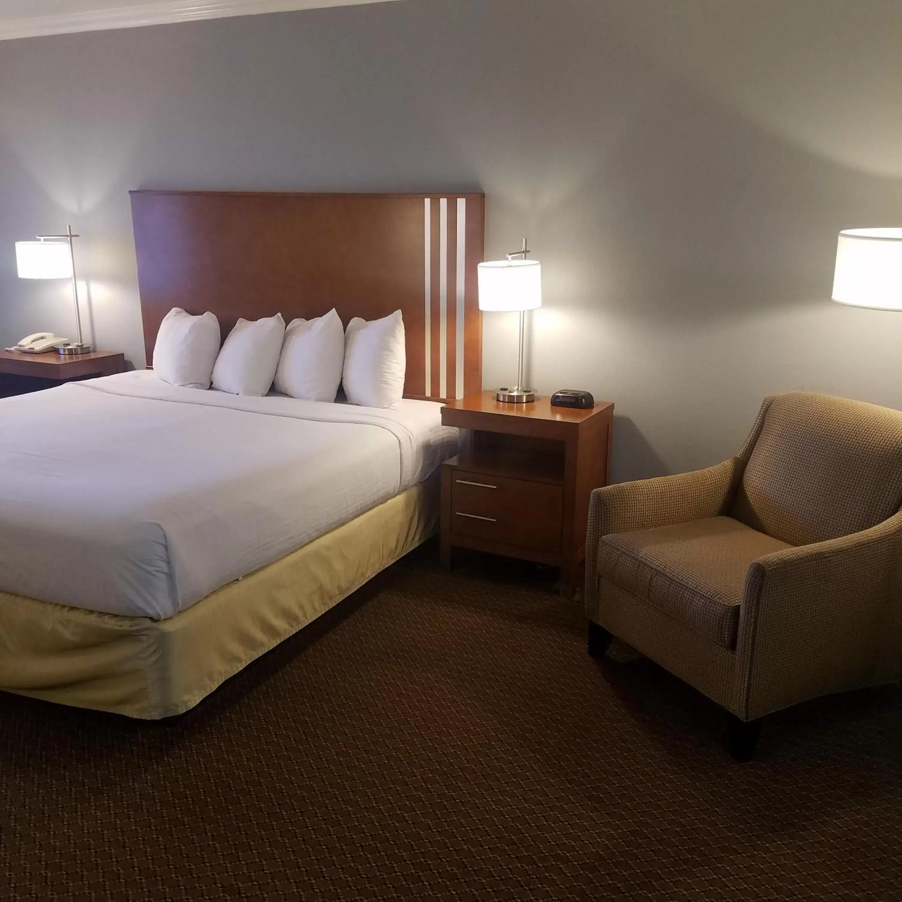 Bedroom, Bed in SureStay Hotel by Best Western Hollister