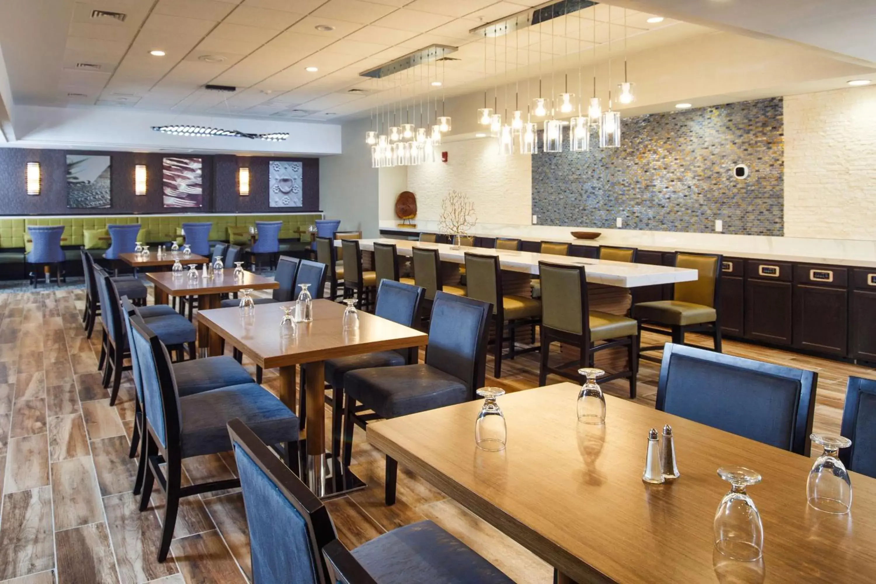 Dining area, Restaurant/Places to Eat in DoubleTree by Hilton Neenah