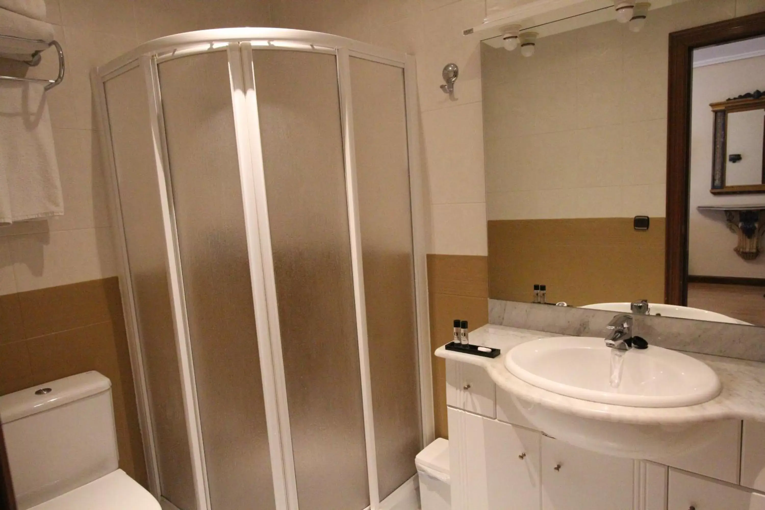 Shower, Bathroom in Hotel Eurowest
