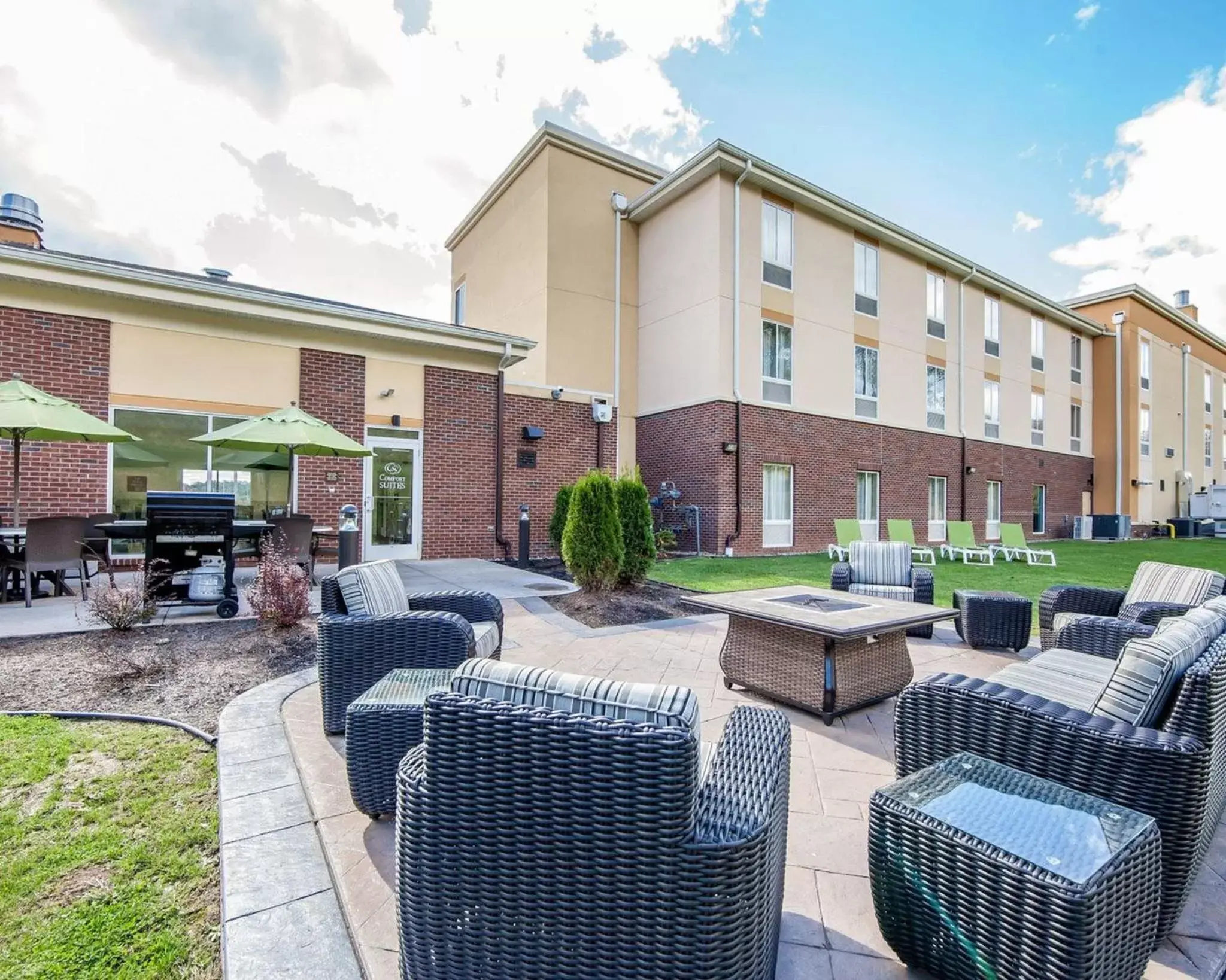 Patio, Property Building in Comfort Suites Marietta-Parkersburg