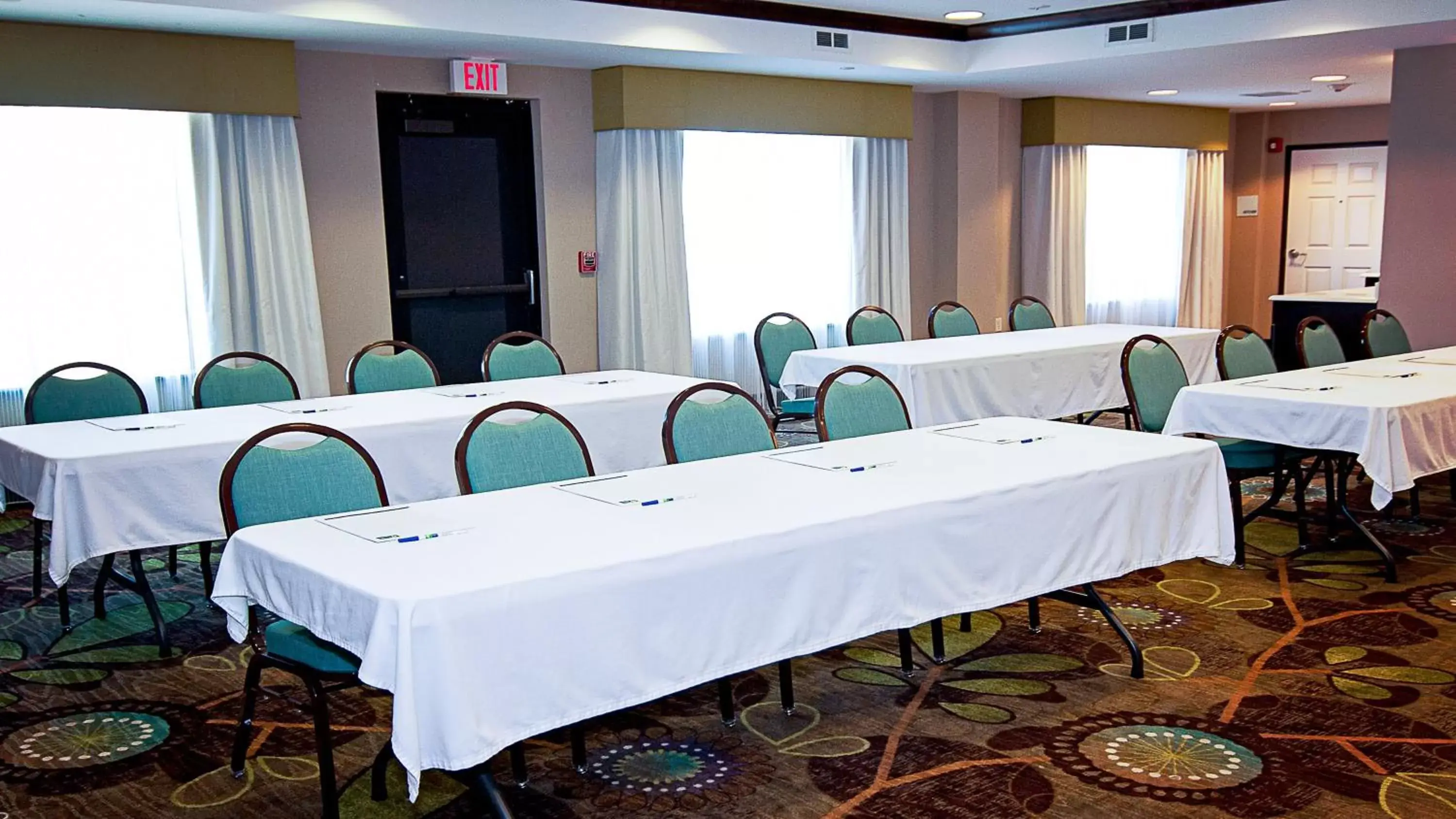 Meeting/conference room in Holiday Inn Express Hotel & Suites Wichita Northeast, an IHG Hotel