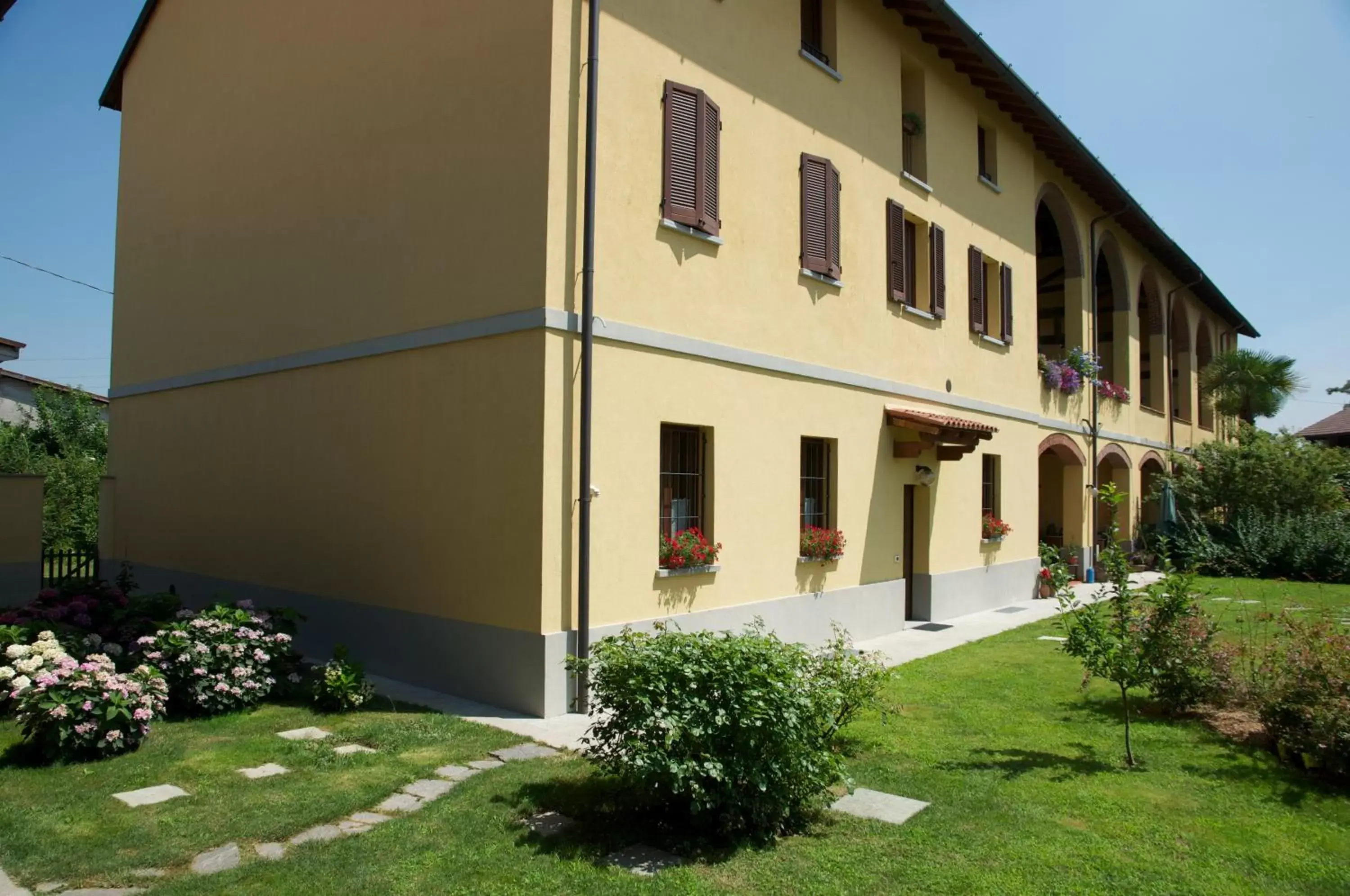 Facade/entrance, Property Building in Cascina delle Mele