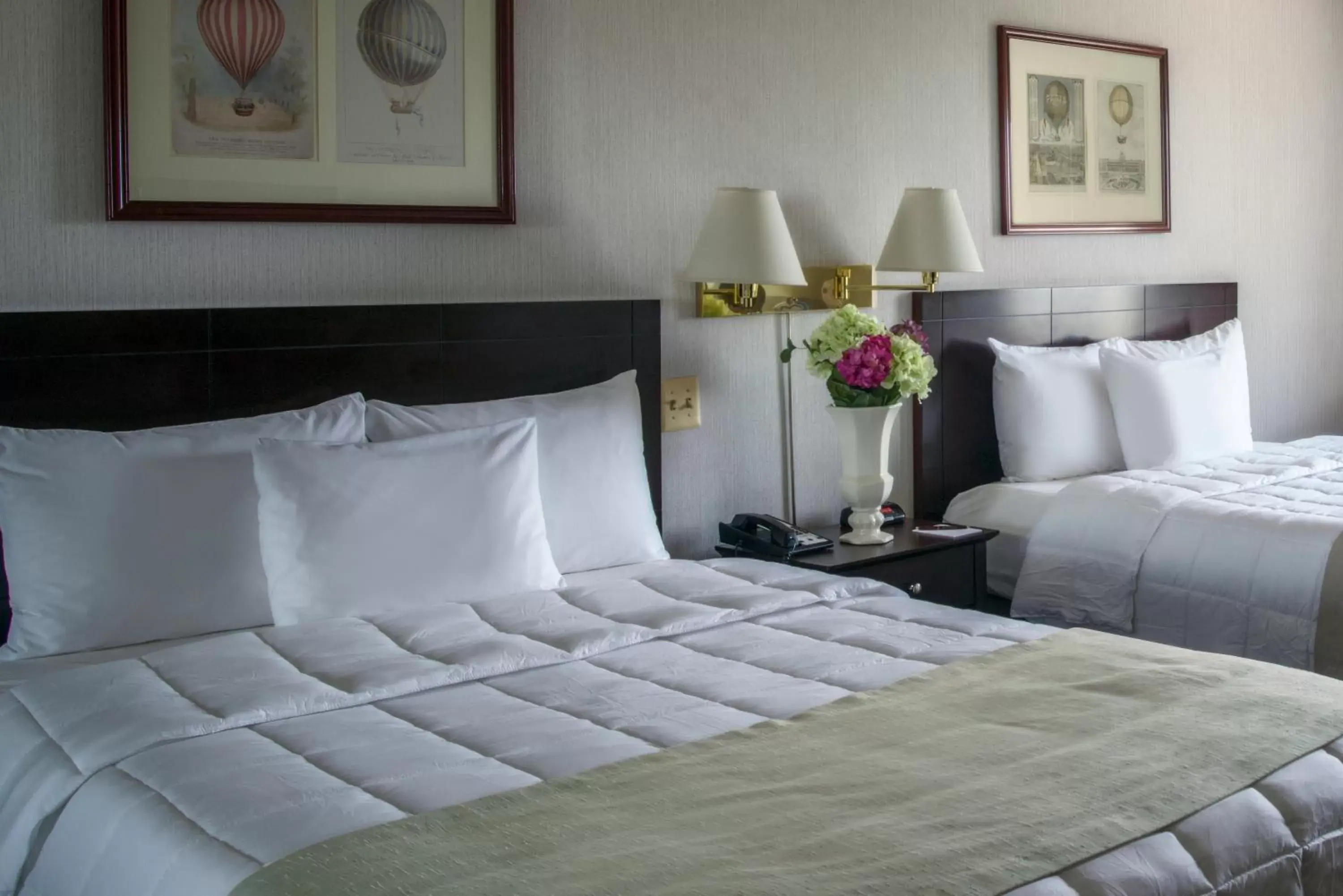 Bed in Meadowlands Plaza Hotel