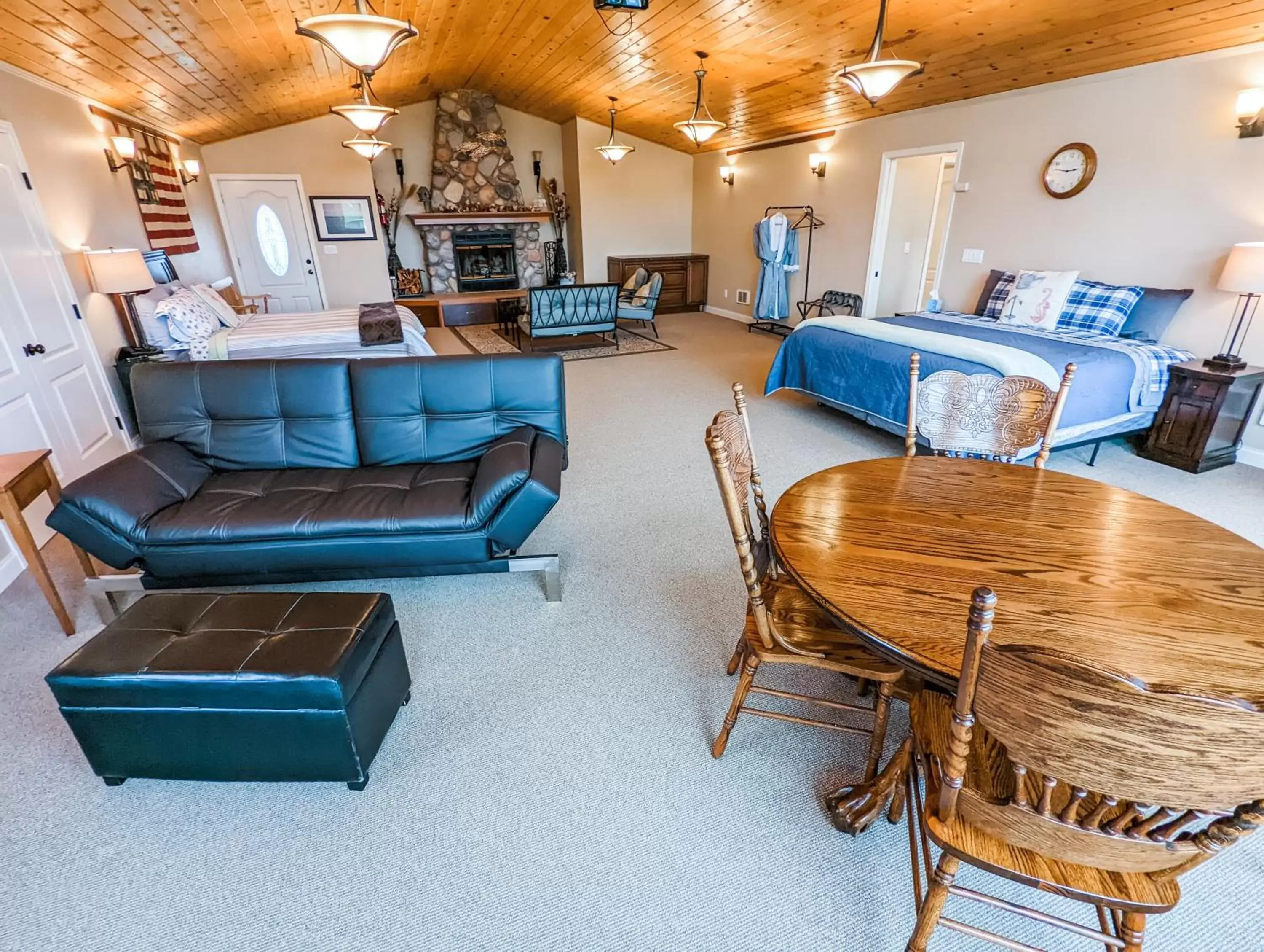 Photo of the whole room, Seating Area in Juan de Fuca Cottages