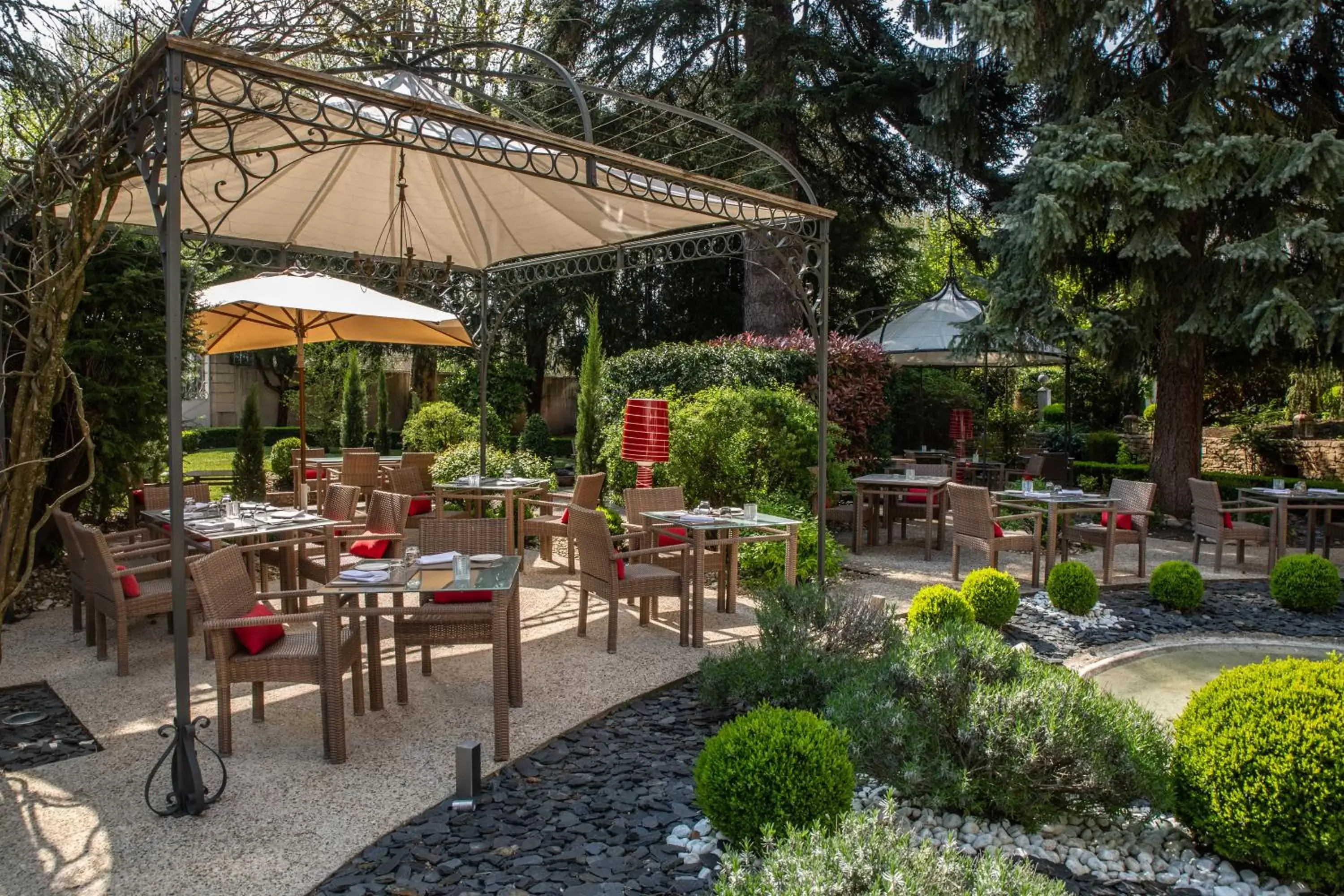 Patio, Restaurant/Places to Eat in Hostellerie Cèdre & Spa Beaune