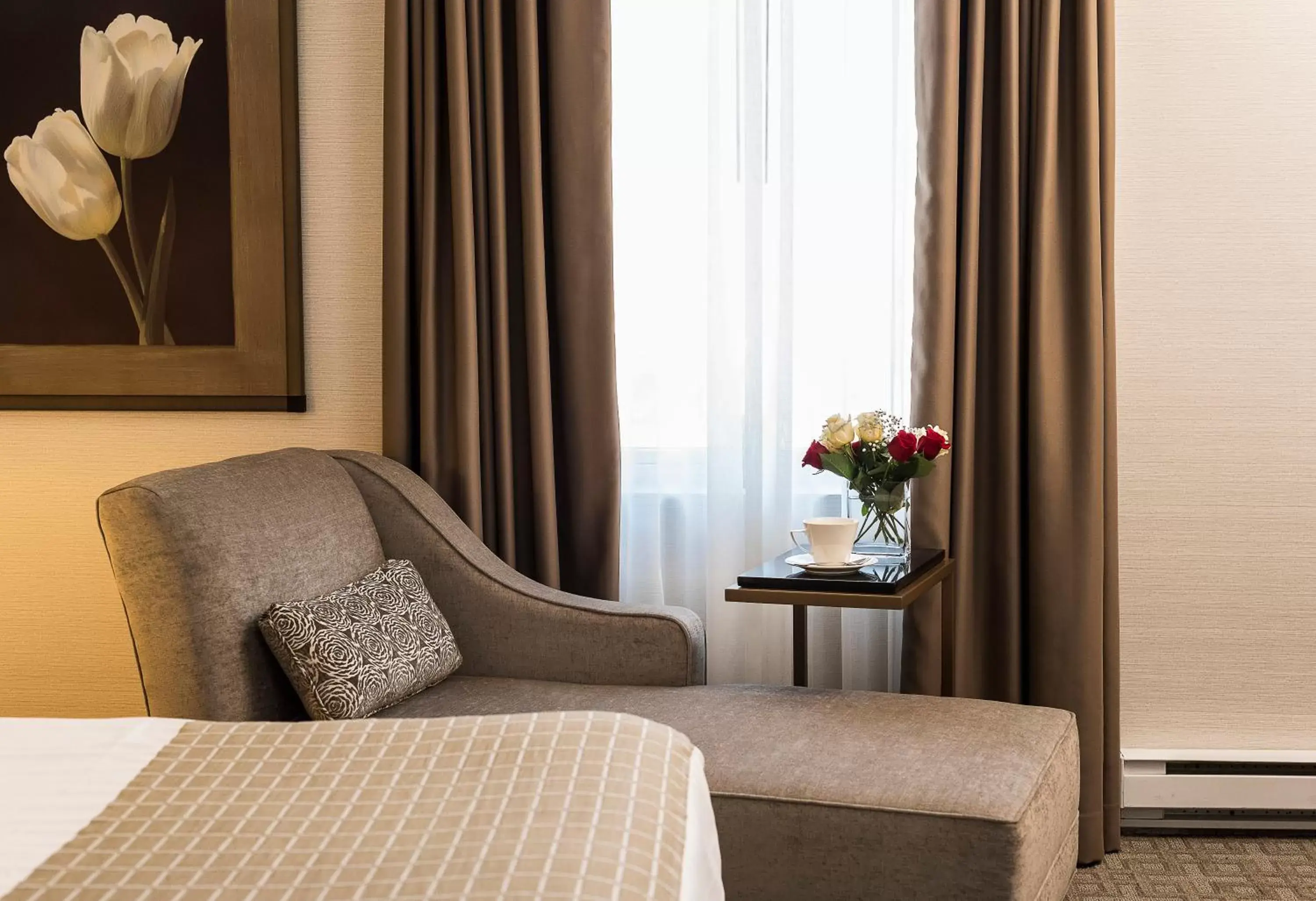 Bed, Seating Area in Lord Elgin Hotel