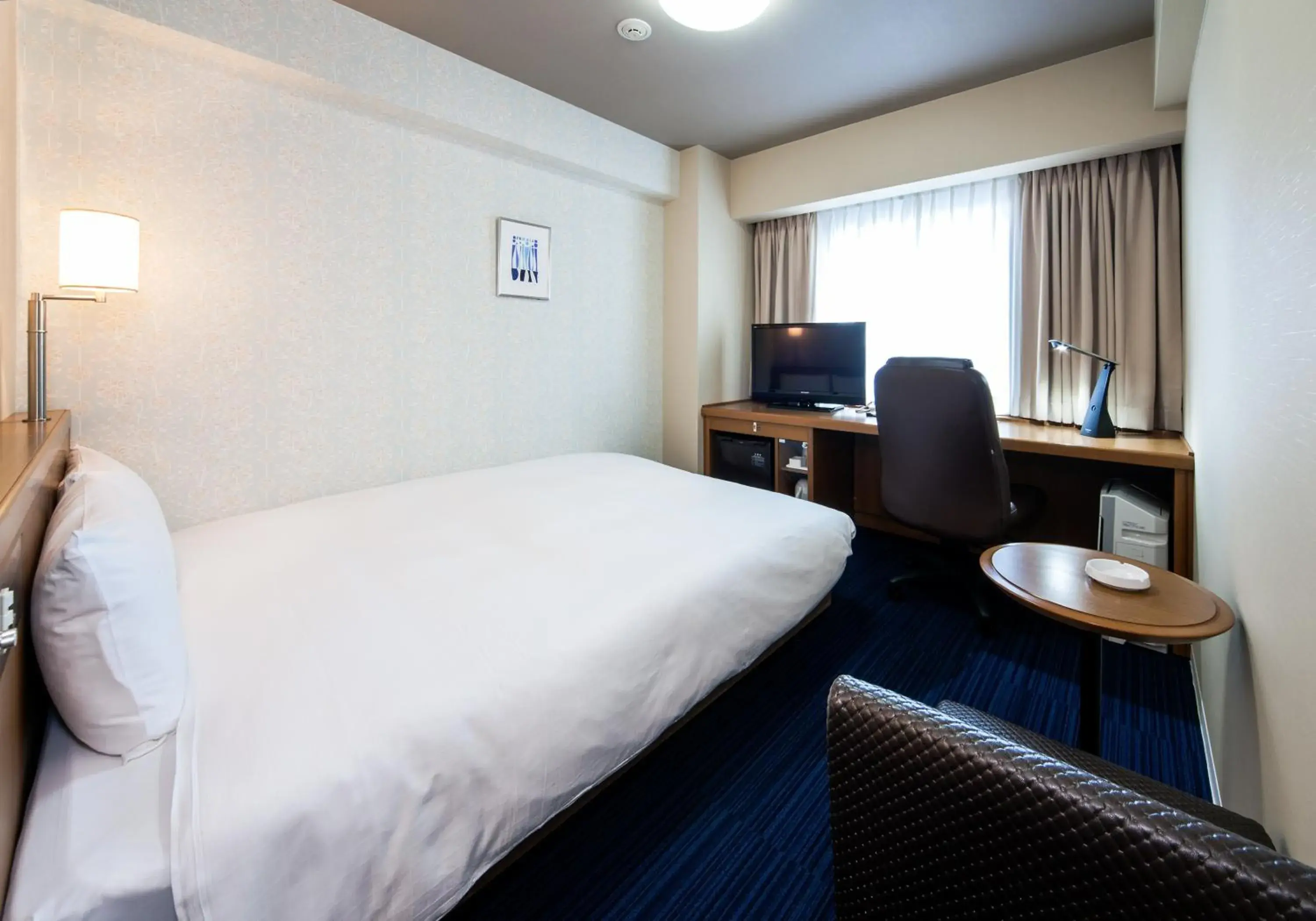 Photo of the whole room, Bed in Daiwa Roynet Hotel Kobe-Sannomiya