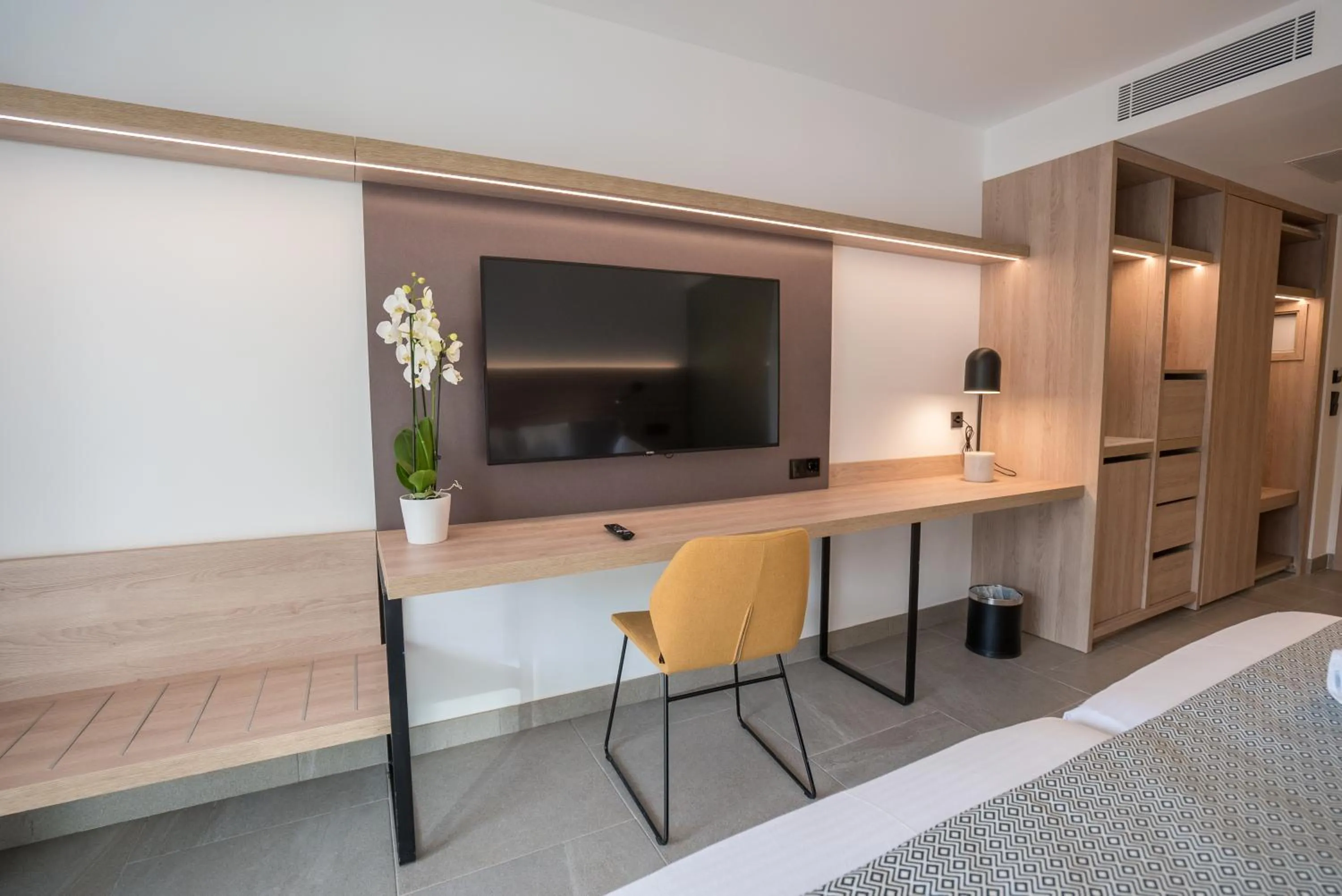 TV and multimedia in Hotel Morlans Suites - Adults Only