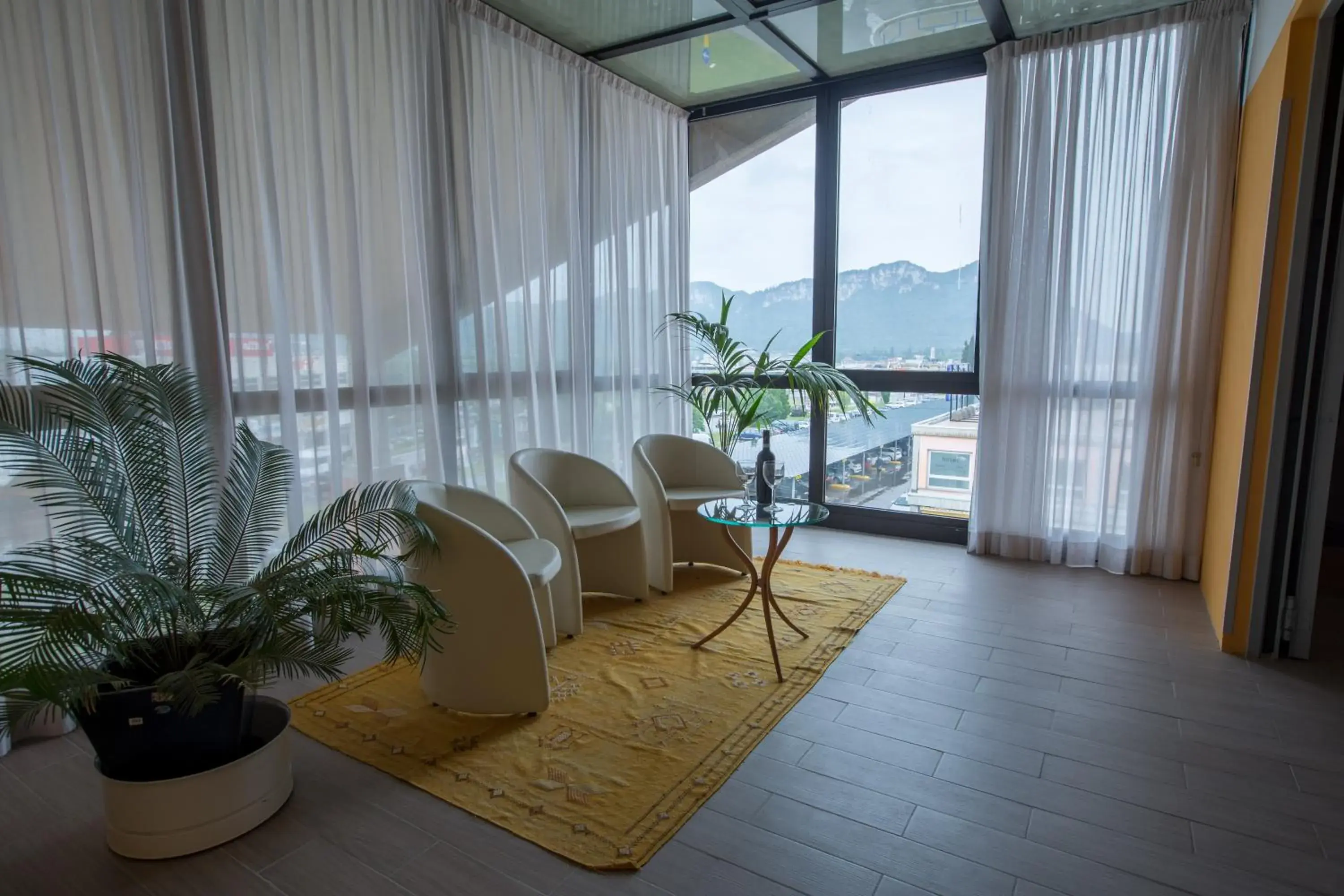 Communal lounge/ TV room, Seating Area in Hotel Garda