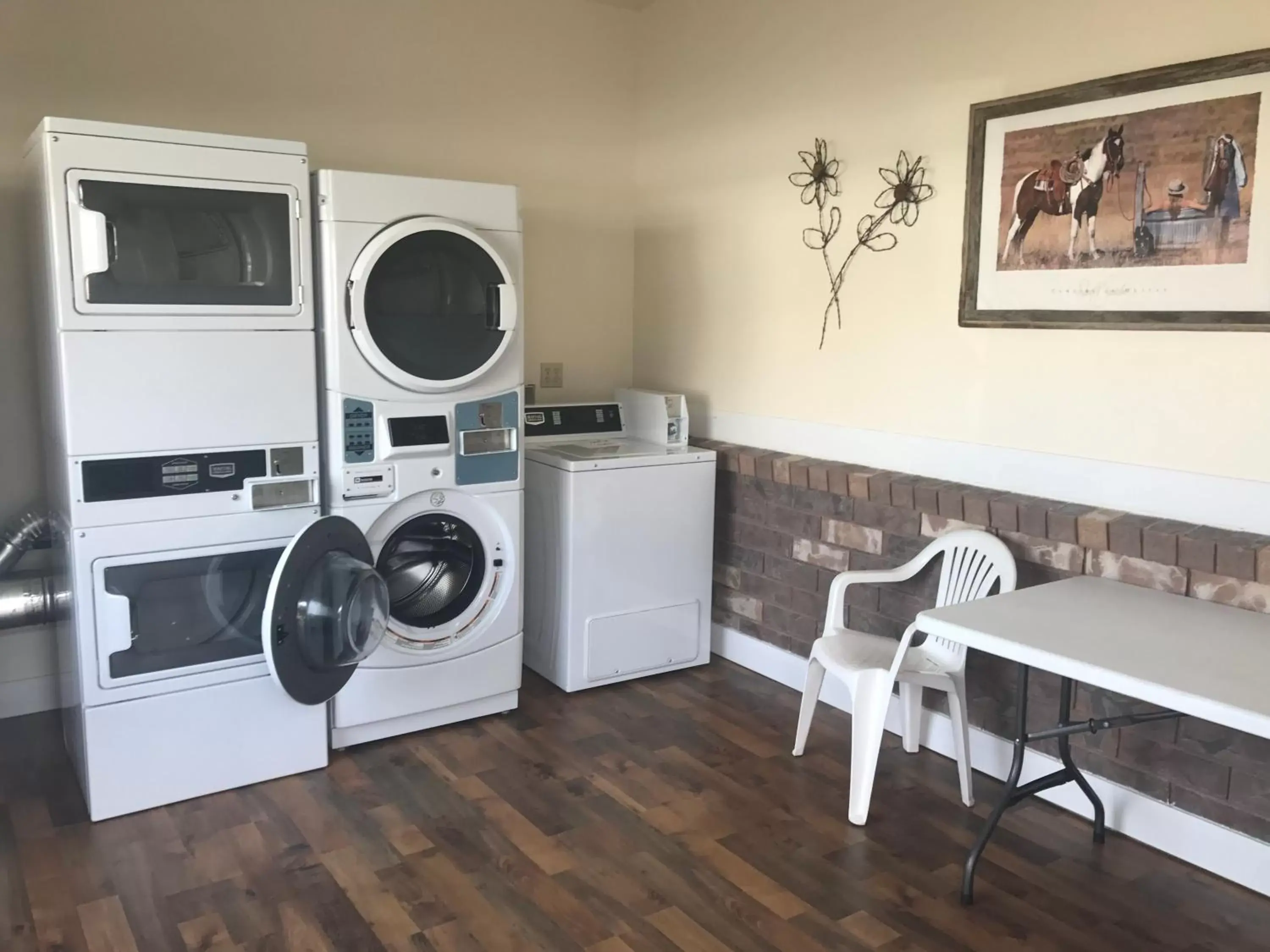 Property building in Broken Spur Inn & Steakhouse Property building in Broken Spur Inn & Steakhouse