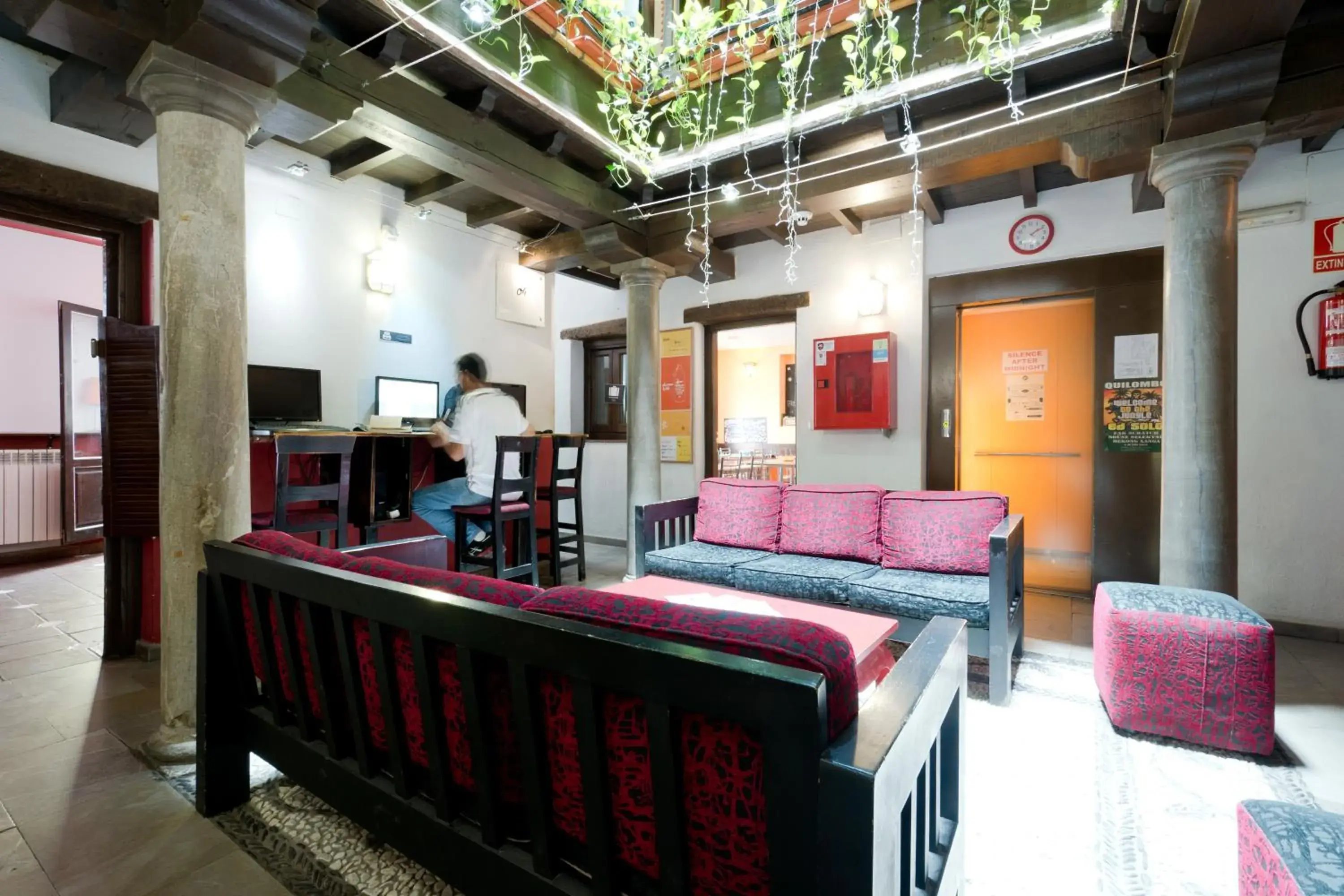 Seating area, Lobby/Reception in Oasis Backpackers' Hostel Granada
