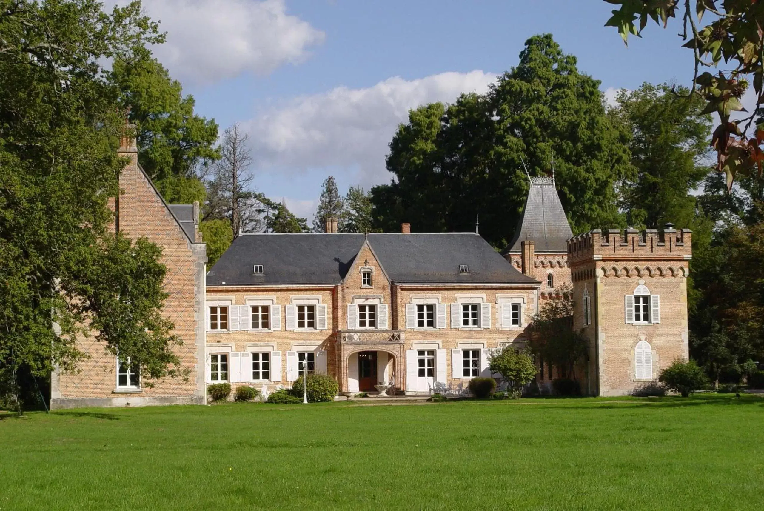 Facade/entrance, Property Building in Hostellerie Du Château Les Muids