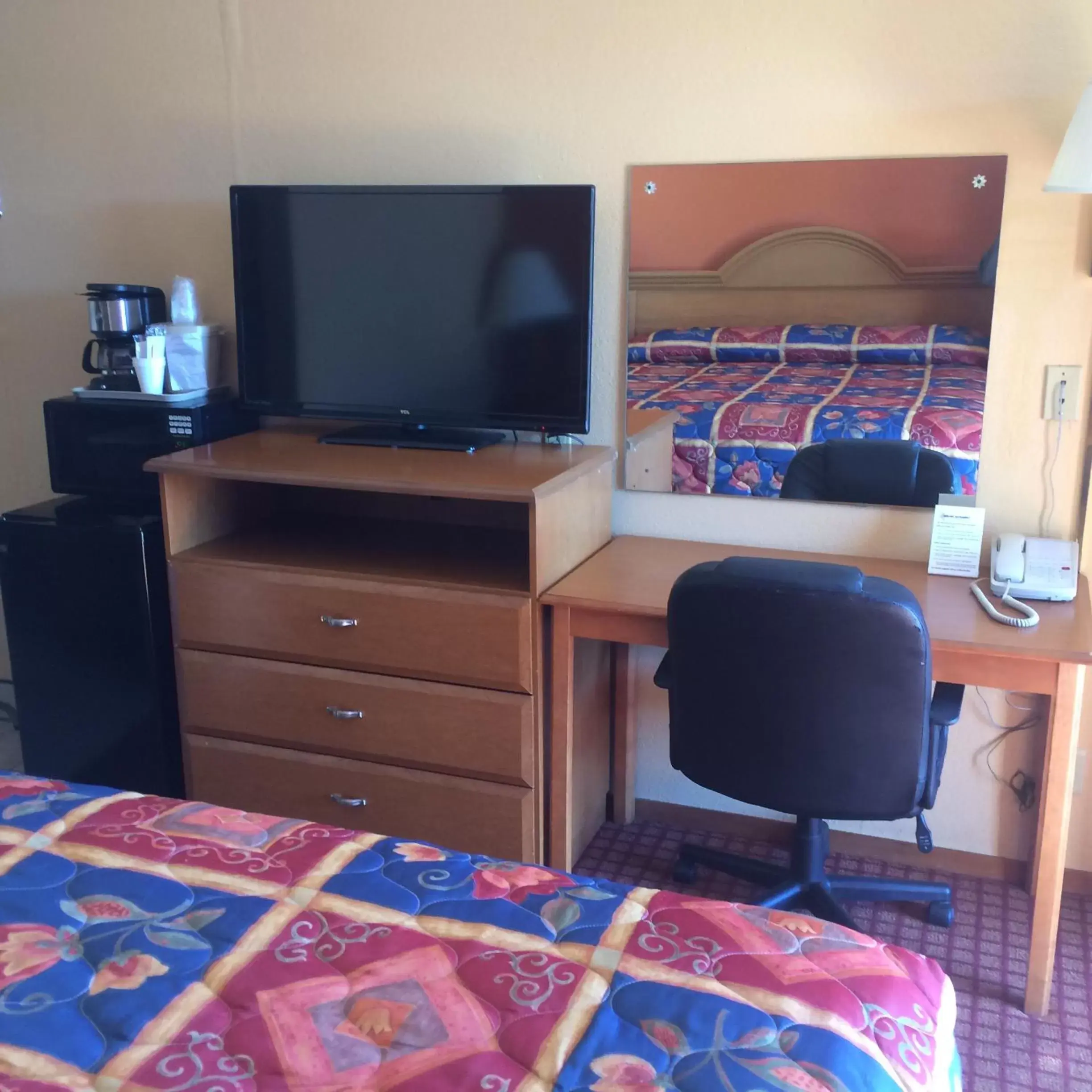Photo of the whole room, TV/Entertainment Center in DeQueen Courtyard Inn