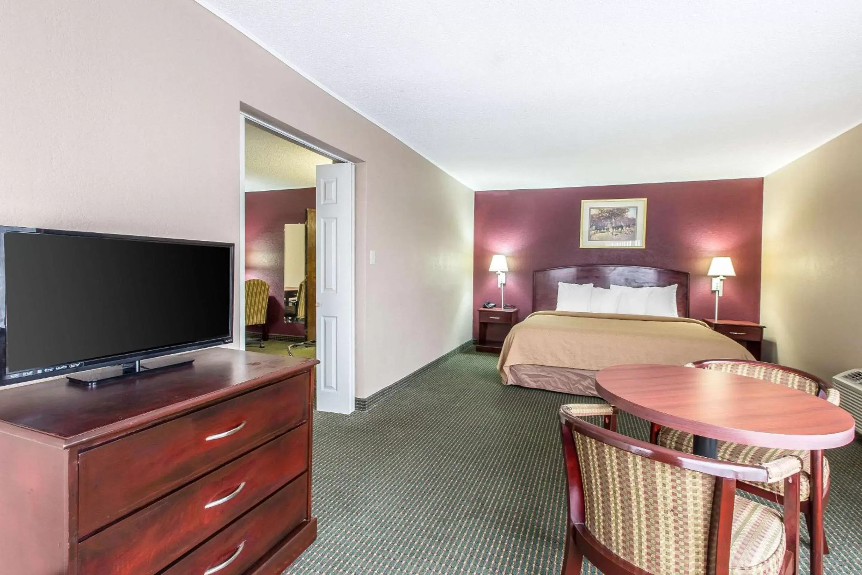 Bedroom, TV/Entertainment Center in Quality Inn