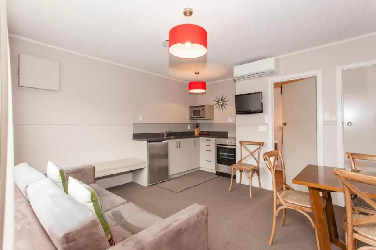 Kitchen or kitchenette, Seating Area in Wanaka View Motel