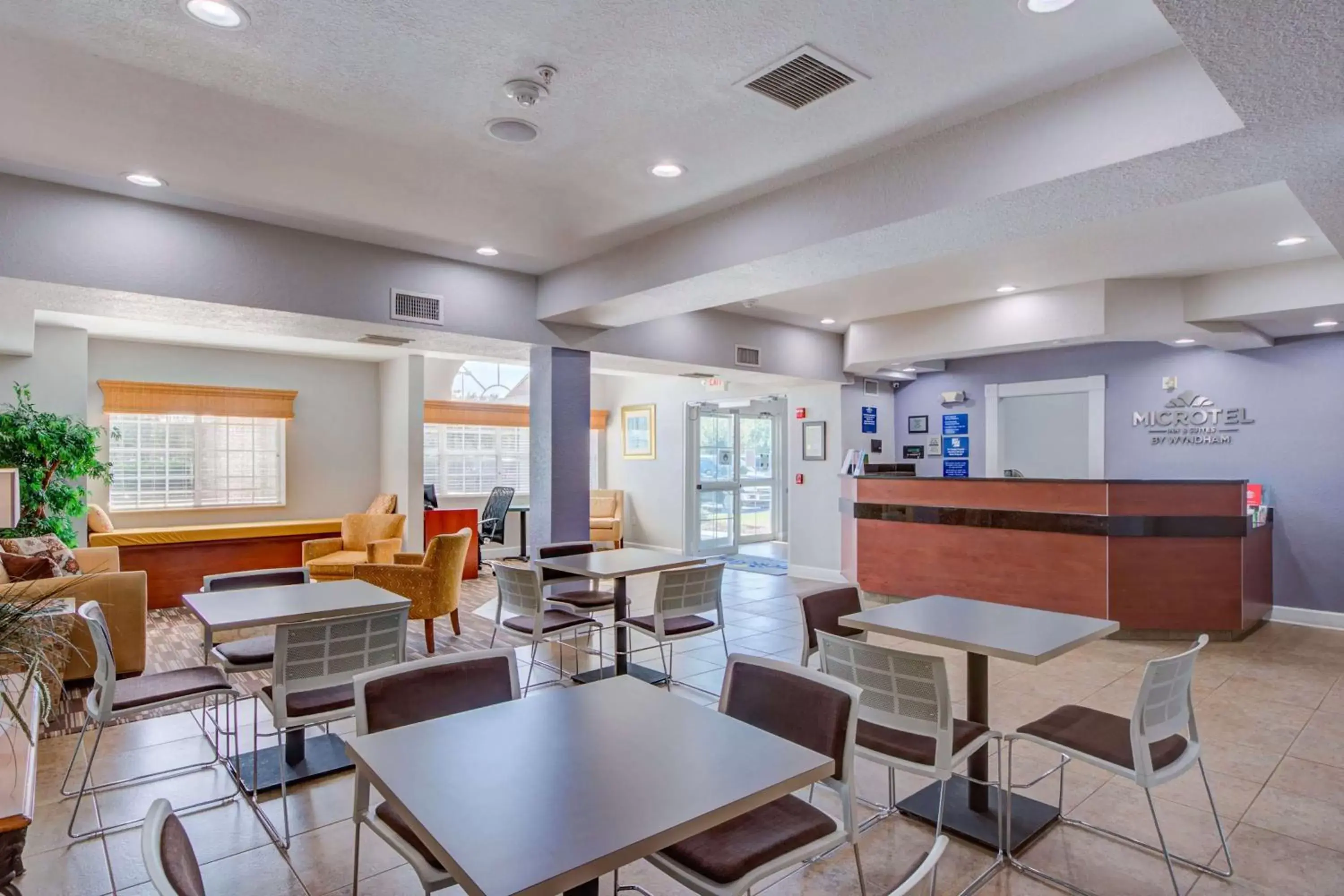 Lobby or reception, Restaurant/Places to Eat in Microtel Inn and Suites - Zephyrhills