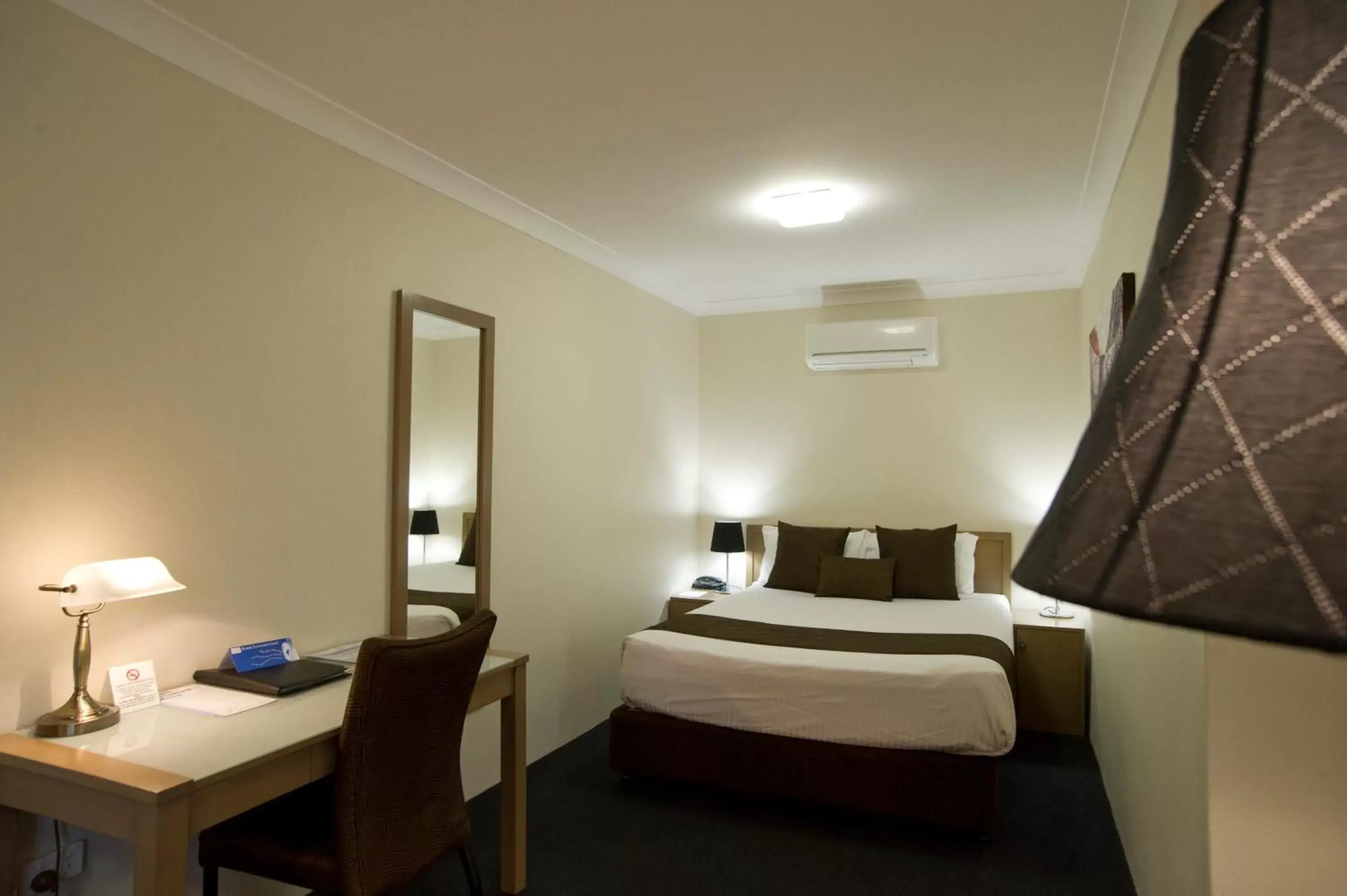 Bed in Noah's Mid City Motor Inn Muswellbrook