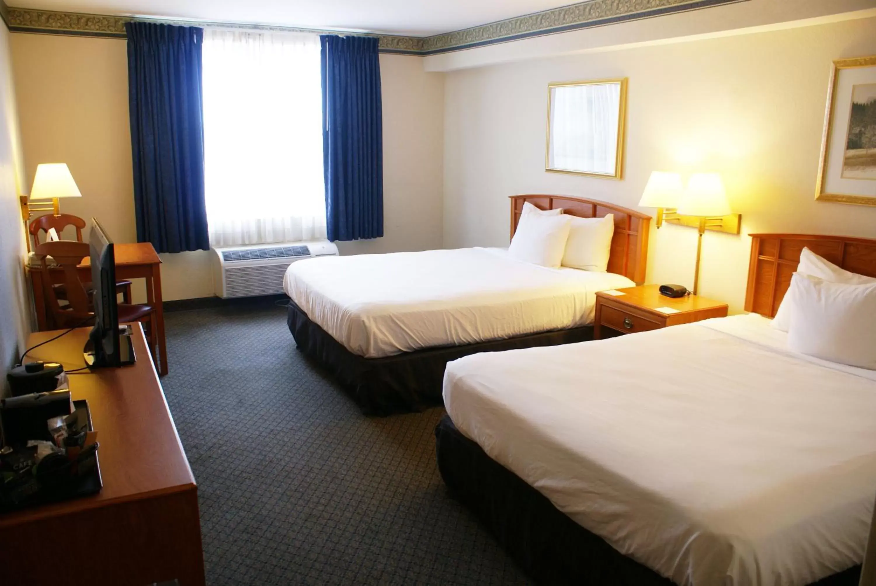 Bed in Country Inn & Suites by Radisson, Lansing, MI