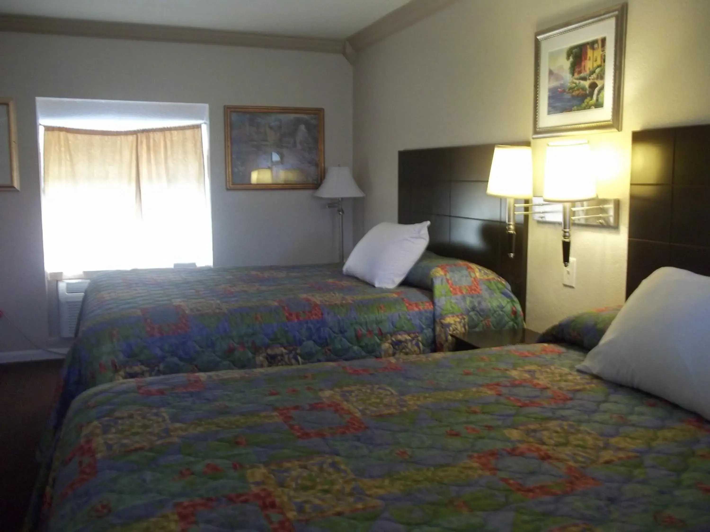 Bed in Scottish Inns Galveston
