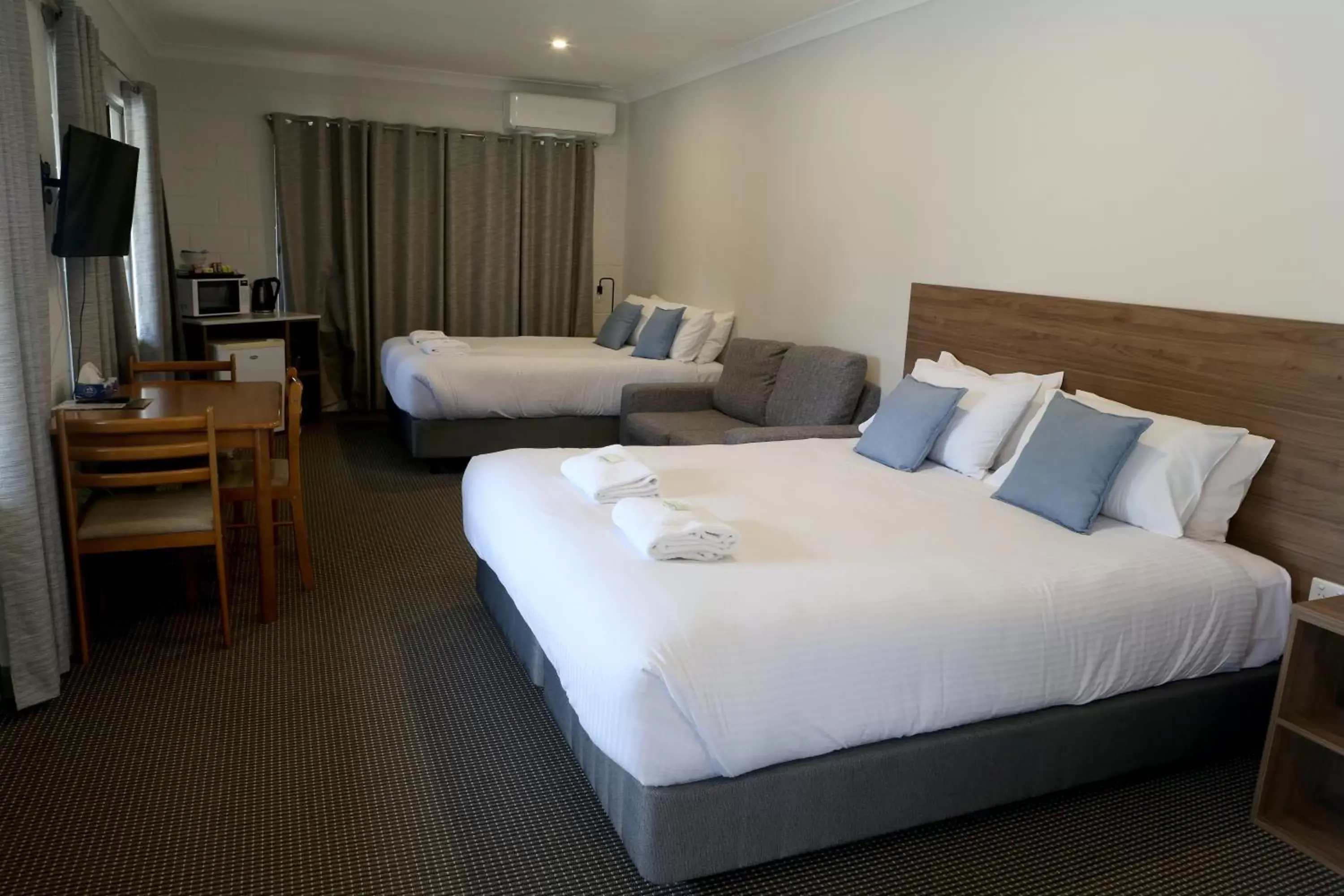 Photo of the whole room, Bed in Mudgee Vineyard Motor Inn