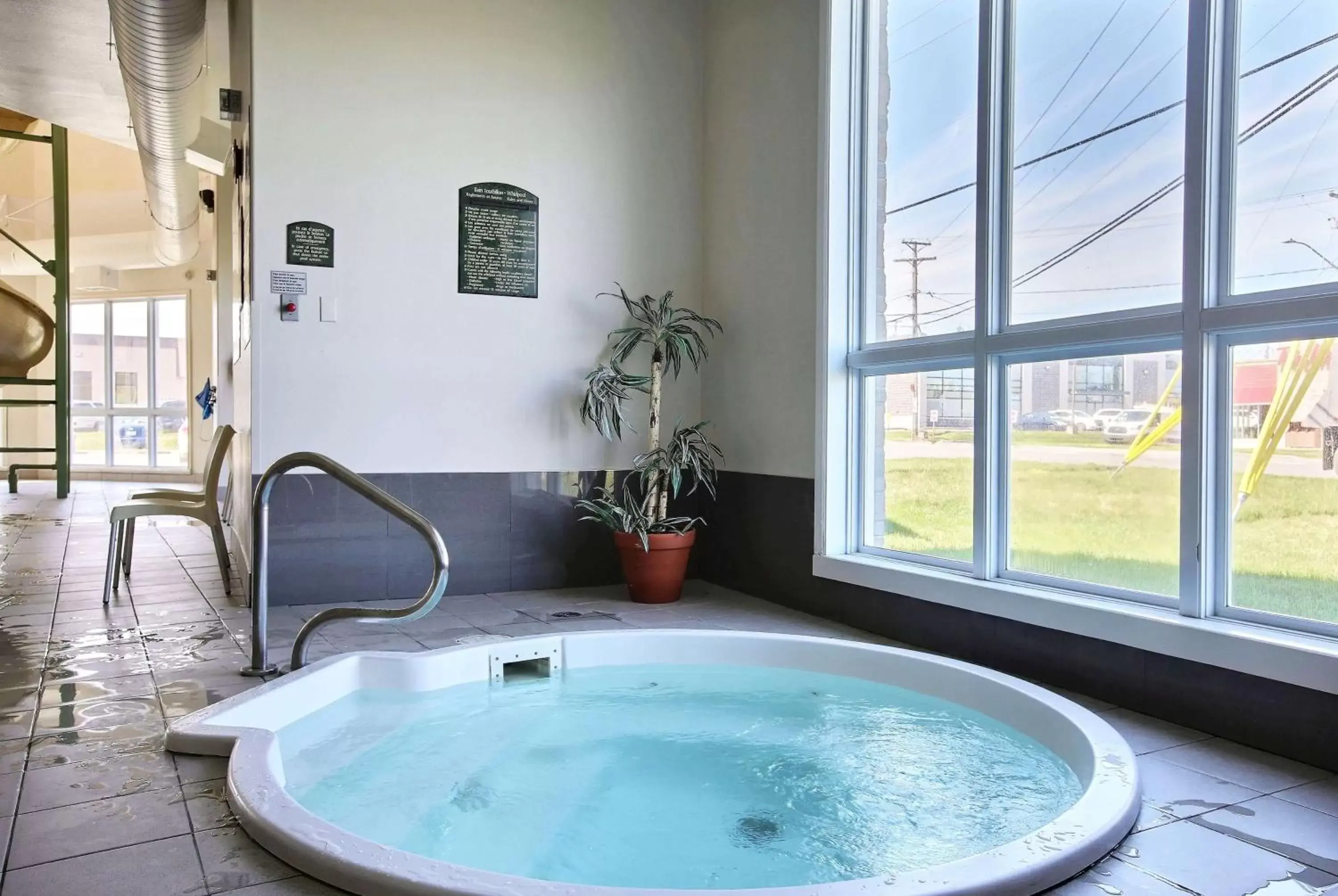 Spa and wellness centre/facilities in Super 8 by Wyndham Trois-Rivieres Spa and wellness centre/facilities in Super 8 by Wyndham Trois-Rivieres