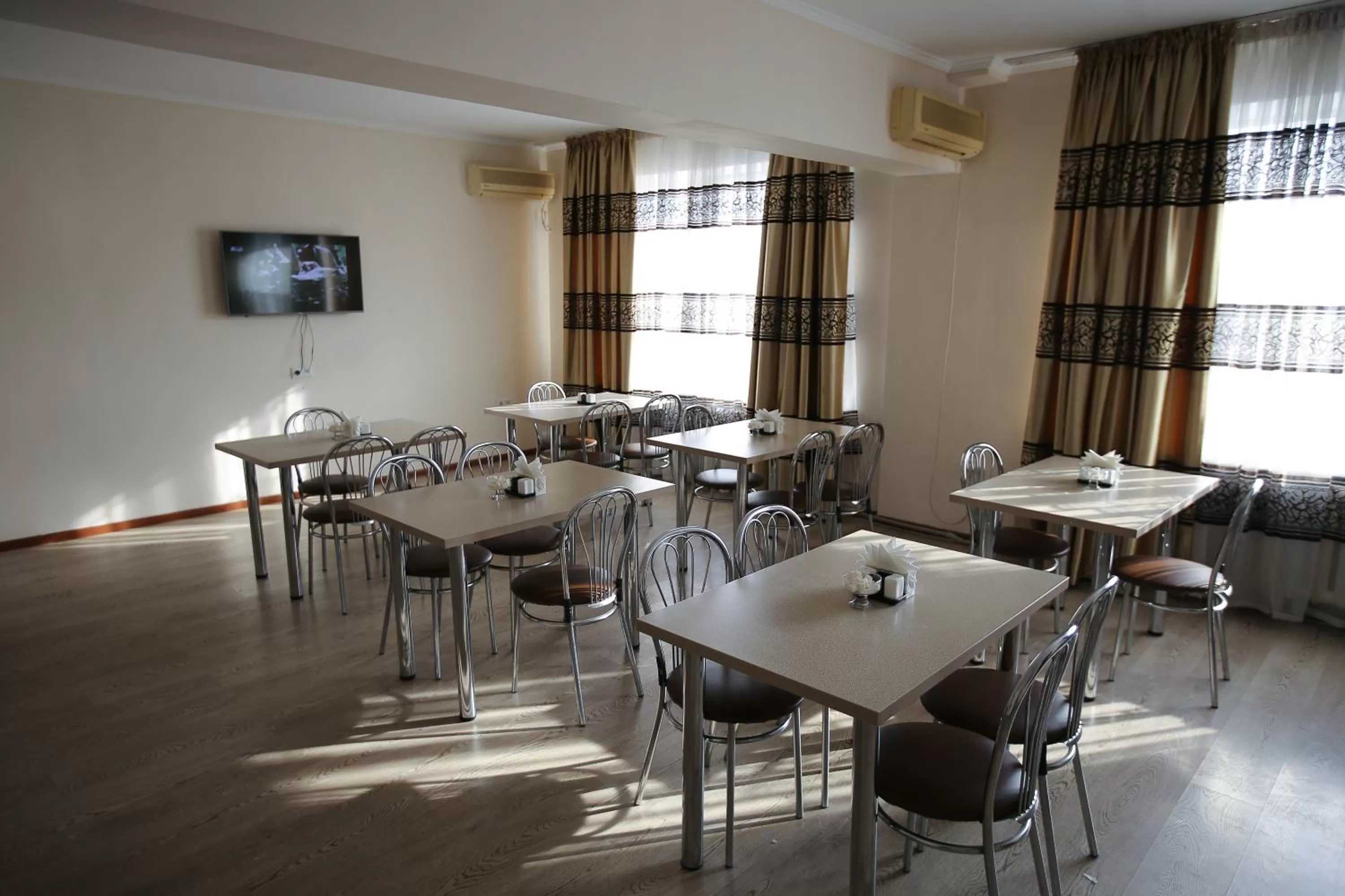Restaurant/places to eat in Altai Business Hotel