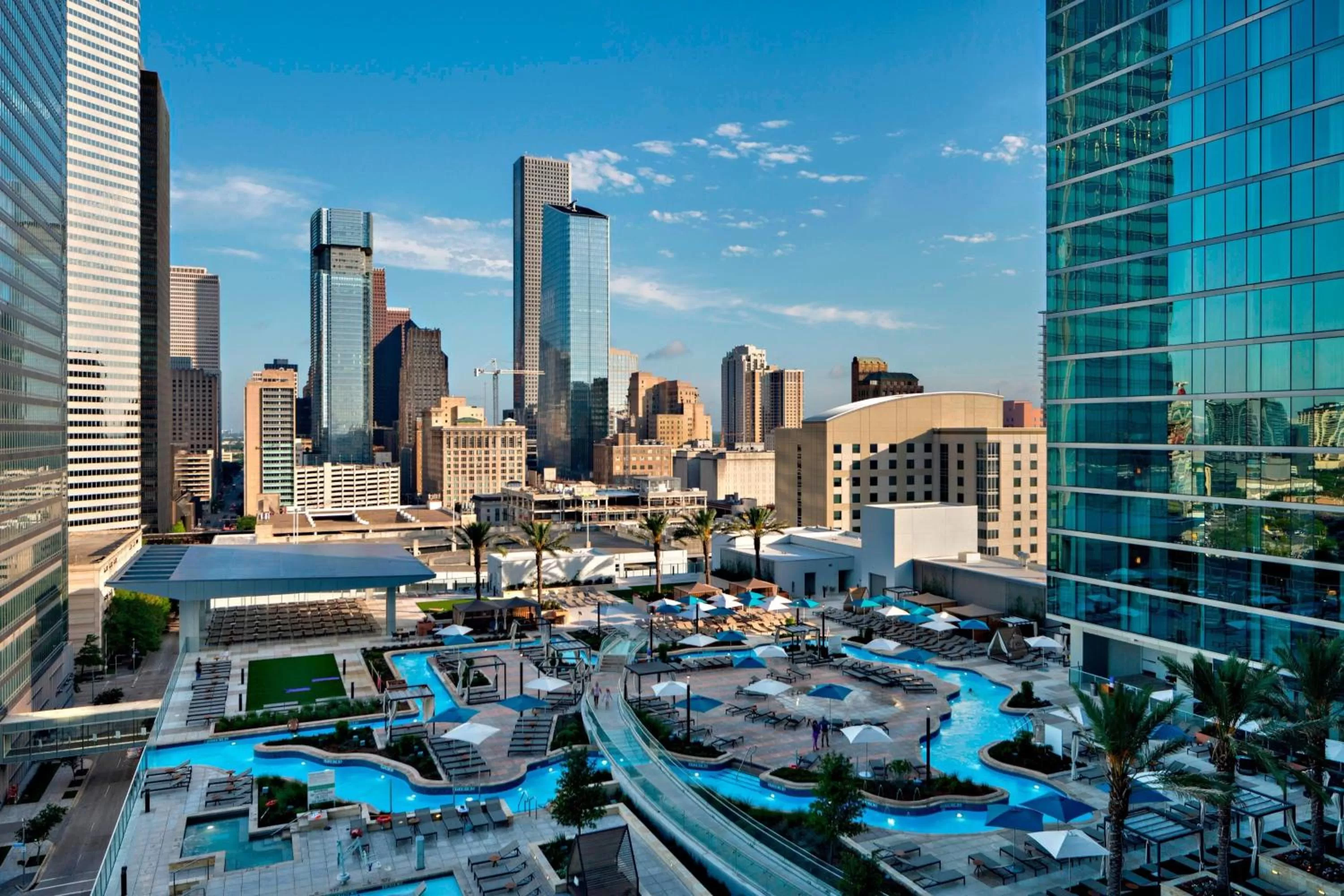 Swimming pool in Marriott Marquis Houston