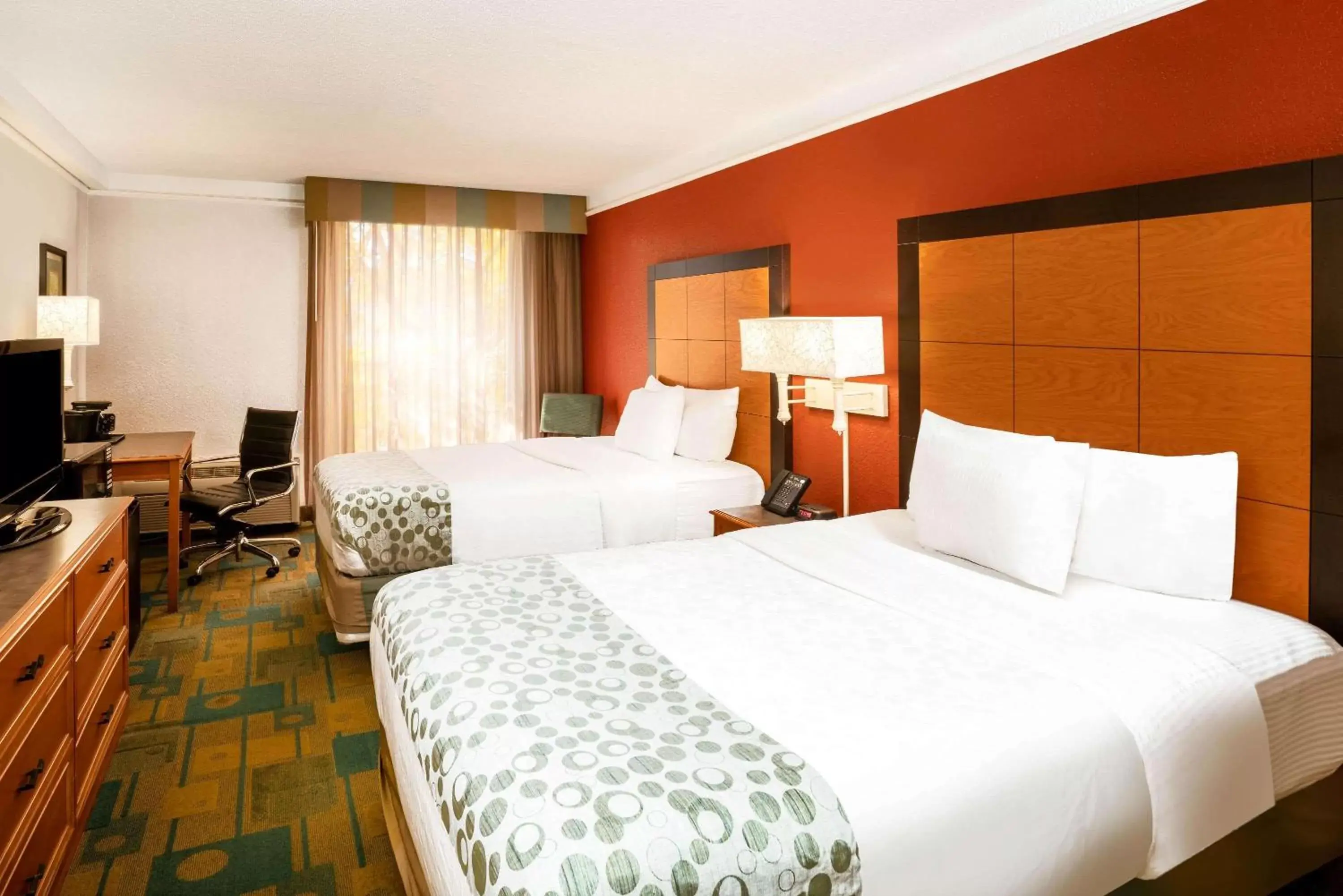 Photo of the whole room, Bed in La Quinta by Wyndham Nashville Airport/Opryland