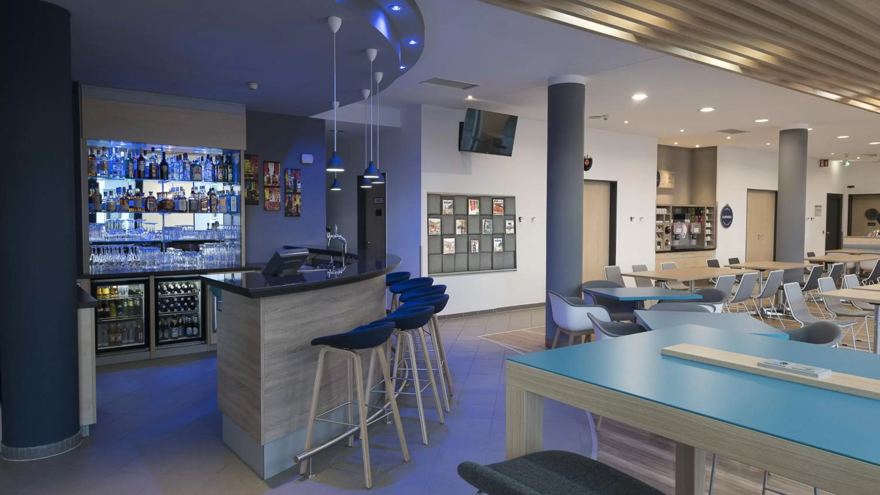Lounge or bar in Holiday Inn Express München Messe by IHG