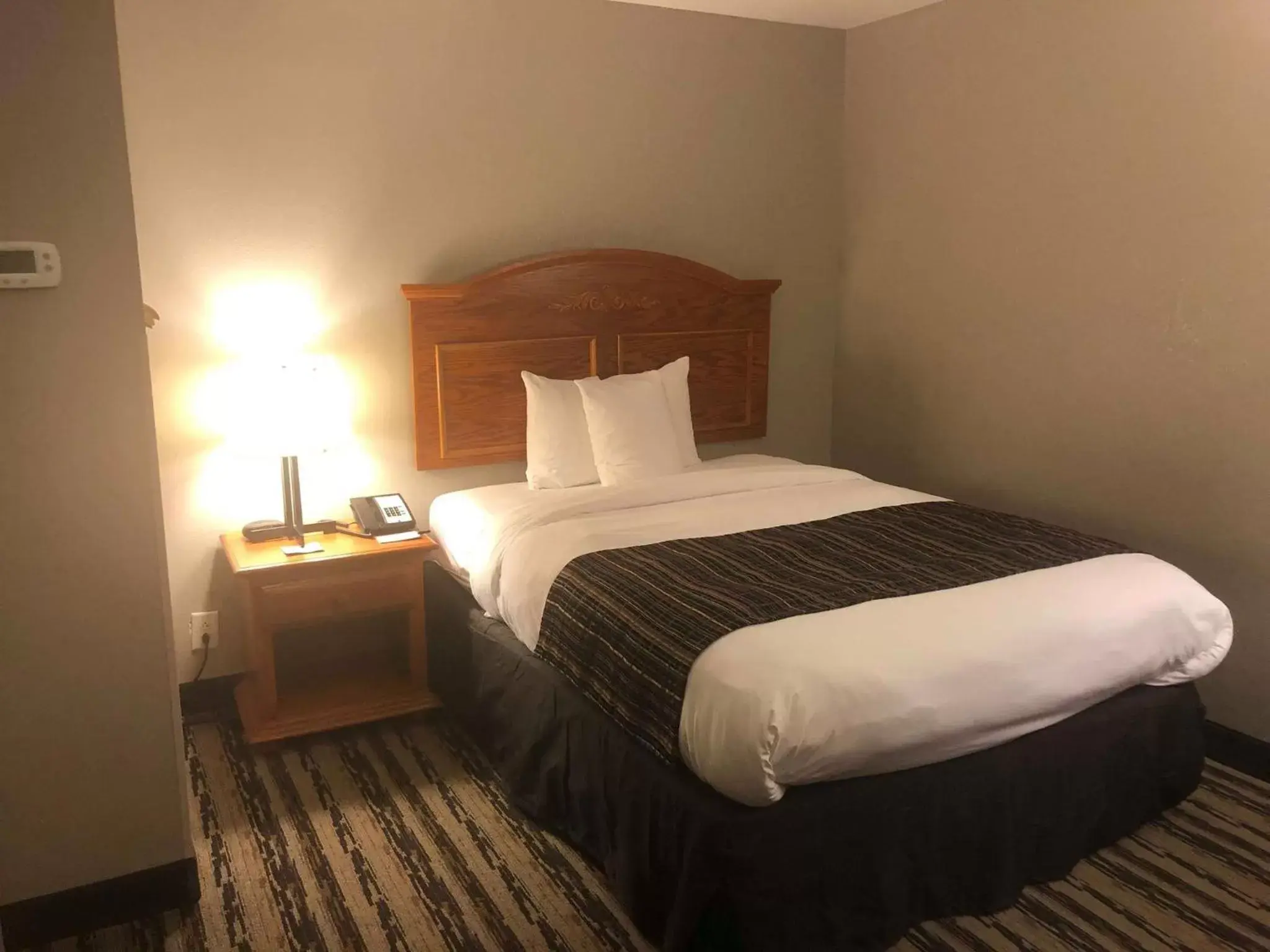 Bed in Country Inn & Suites by Radisson, Nashville Airport East, TN