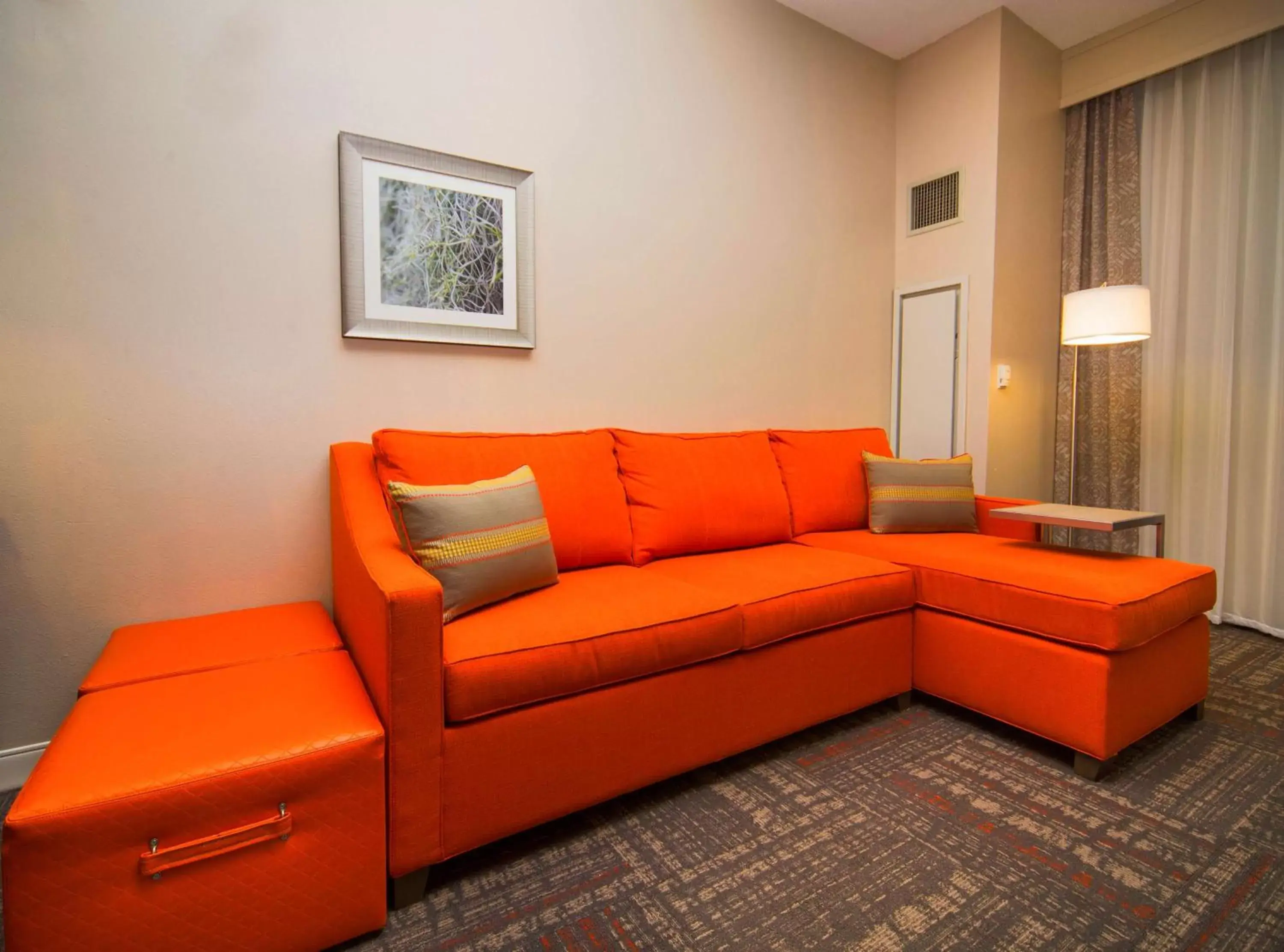 Bed, Seating Area in Hampton Inn & Suites Valdosta/Conference Center