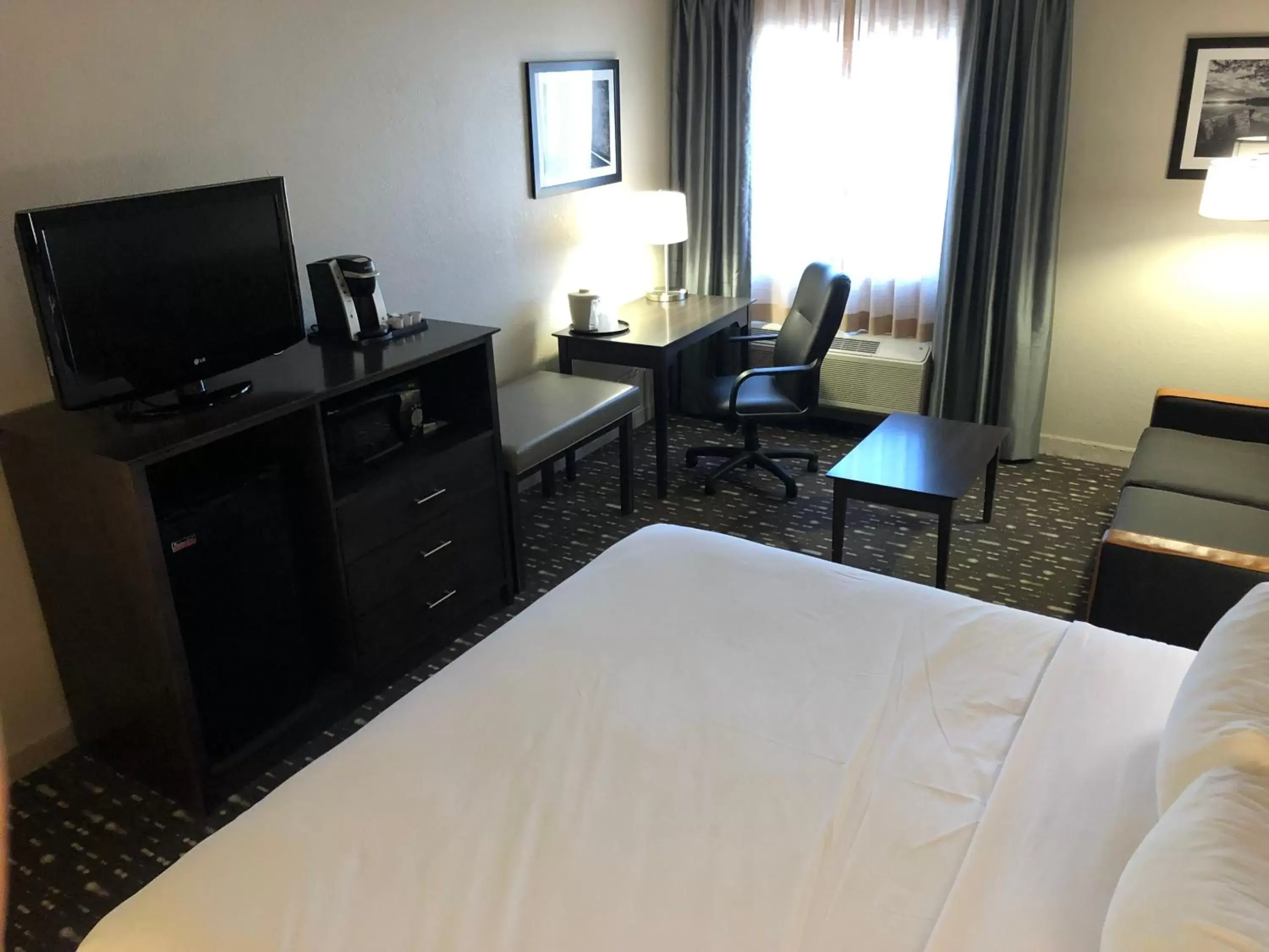 King Room with Sofa Bed - Non-Smoking in Country Inn & Suites by Radisson, Auburn, IN King Room with Sofa Bed - Non-Smoking in Country Inn & Suites by Radisson, Auburn, IN