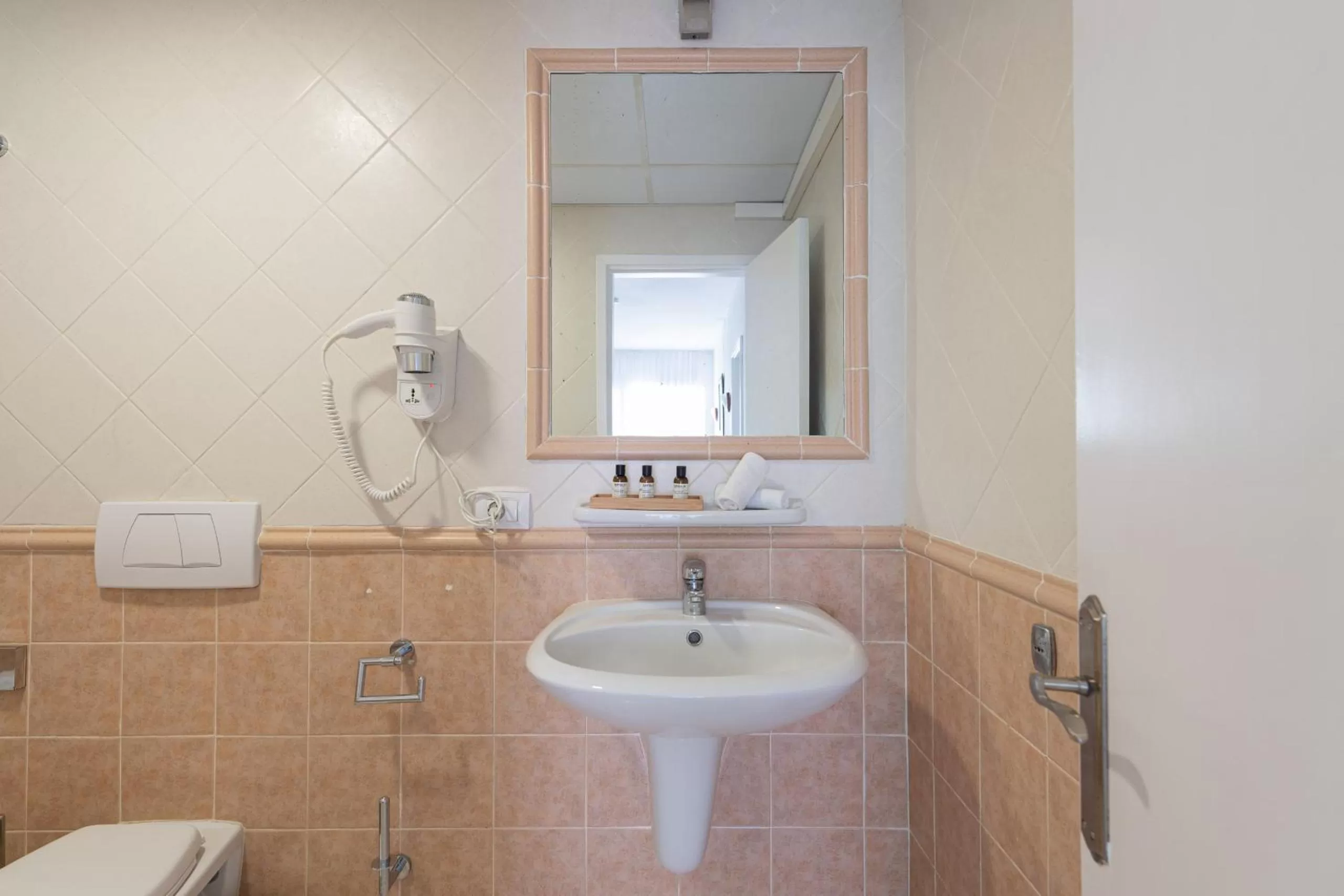 Other, Bathroom in HomeForGuest Apartamento 13 con terraza y piscina en Corralejo