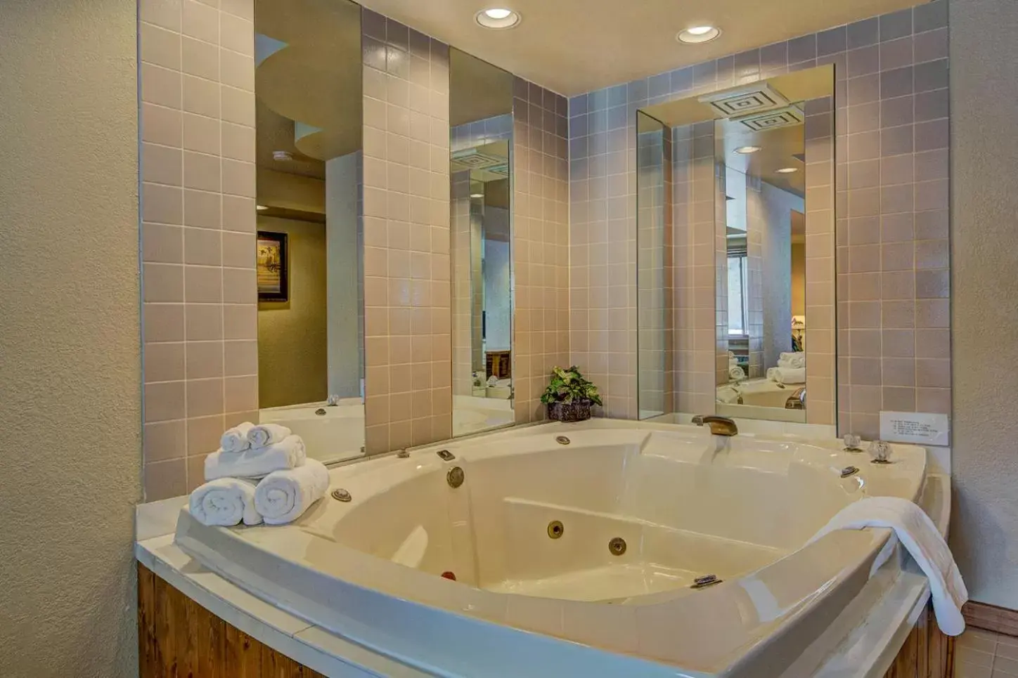 Hot Tub, Bathroom in Eagle River Inn and Resort