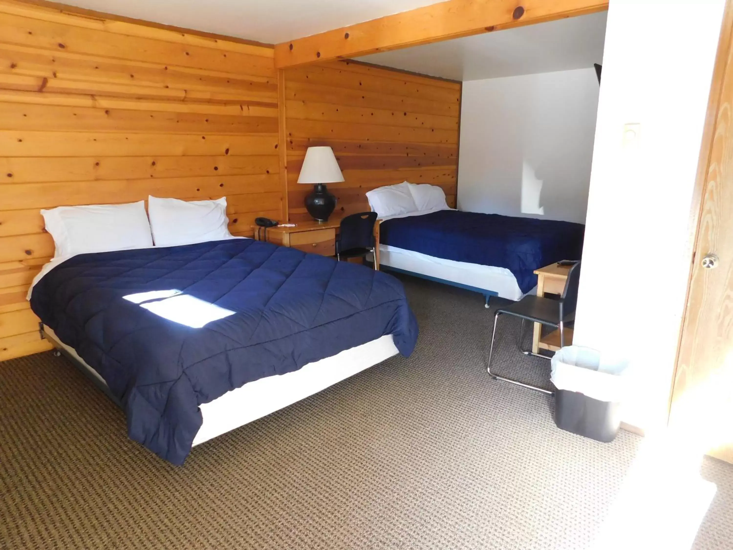 Photo of the whole room, Bed in Packwood Inn