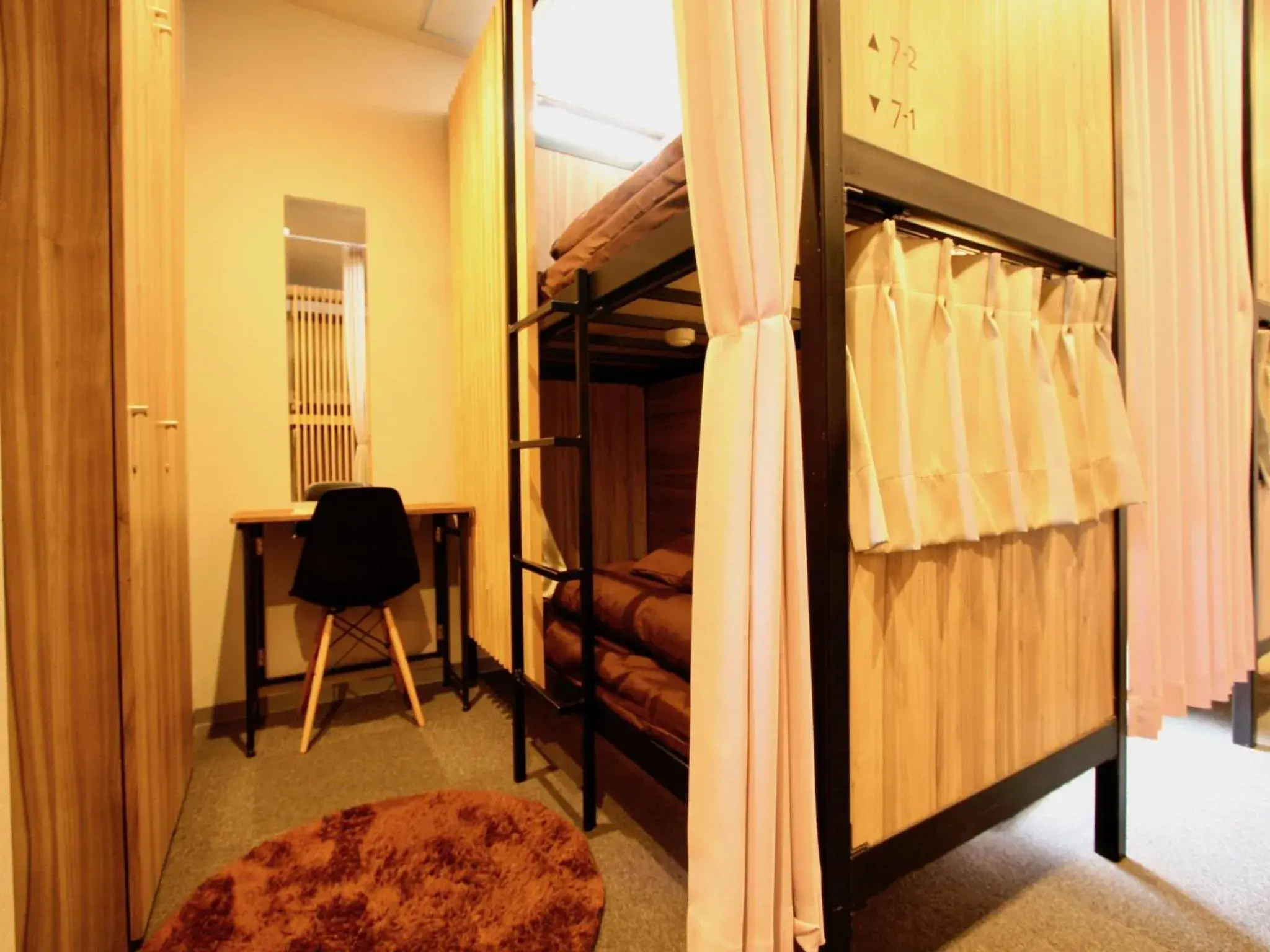 bunk bed, TV/Entertainment Center in Namba Guesthouse HIVE