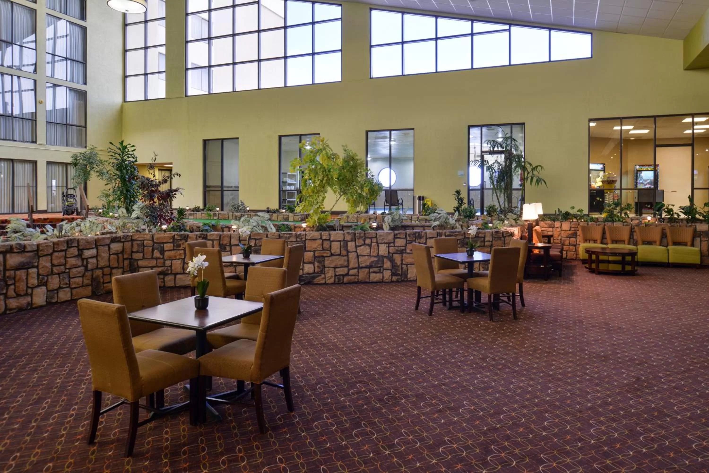 Lobby or reception in Ramada Plaza by Wyndham Sheridan Hotel & Convention Center
