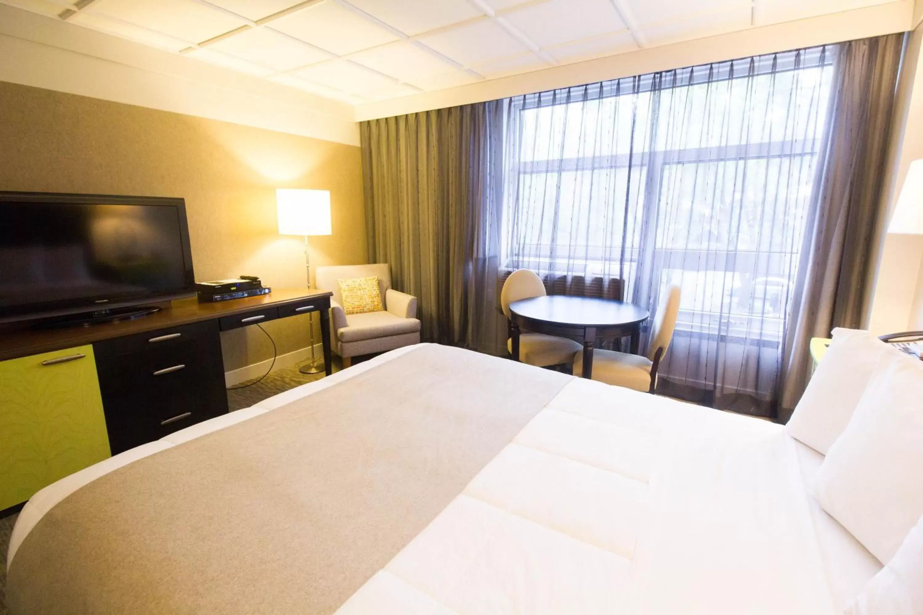 Bedroom, TV/Entertainment Center in Hotel Champlain