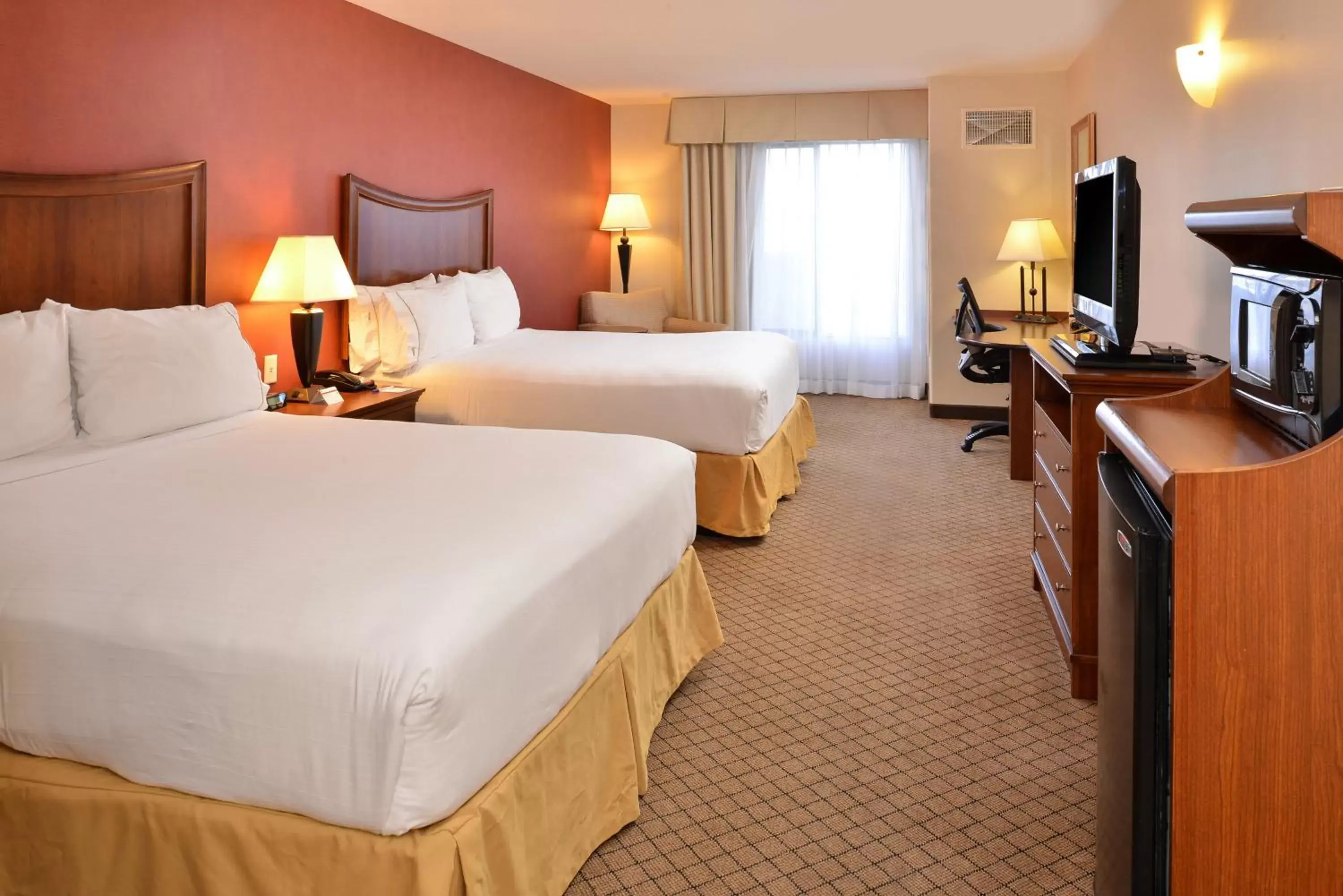 Photo of the whole room, Bed in Holiday Inn Express Hotel & Suites Lincoln-Roseville Area, an IHG Hotel