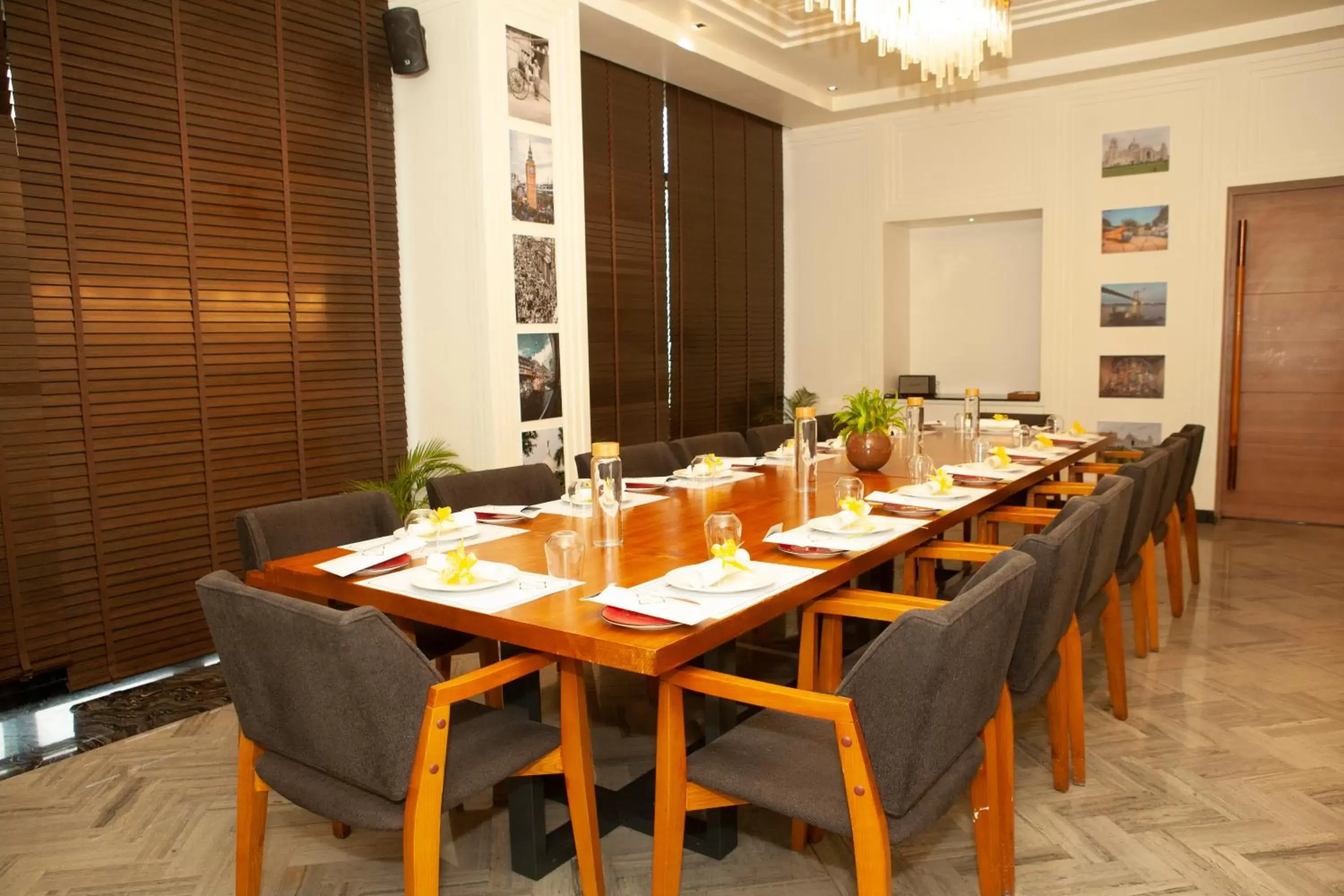 Business facilities, Restaurant/Places to Eat in Novotel Chennai Chamiers Road