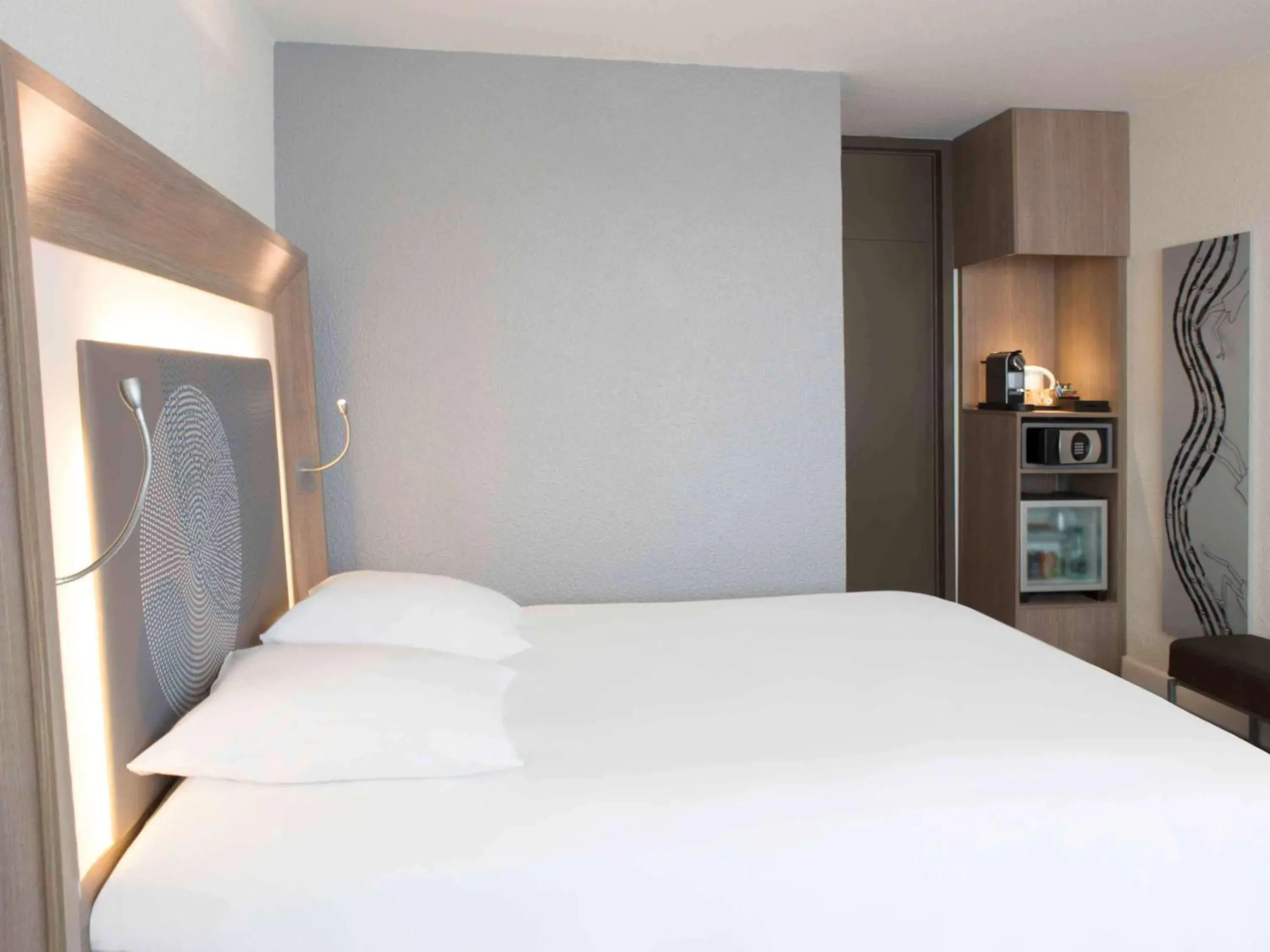 Photo of the whole room, Bed in Novotel Bordeaux Lac