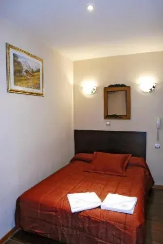 Photo of the whole room, Bed in Hôtel de l'Aveyron