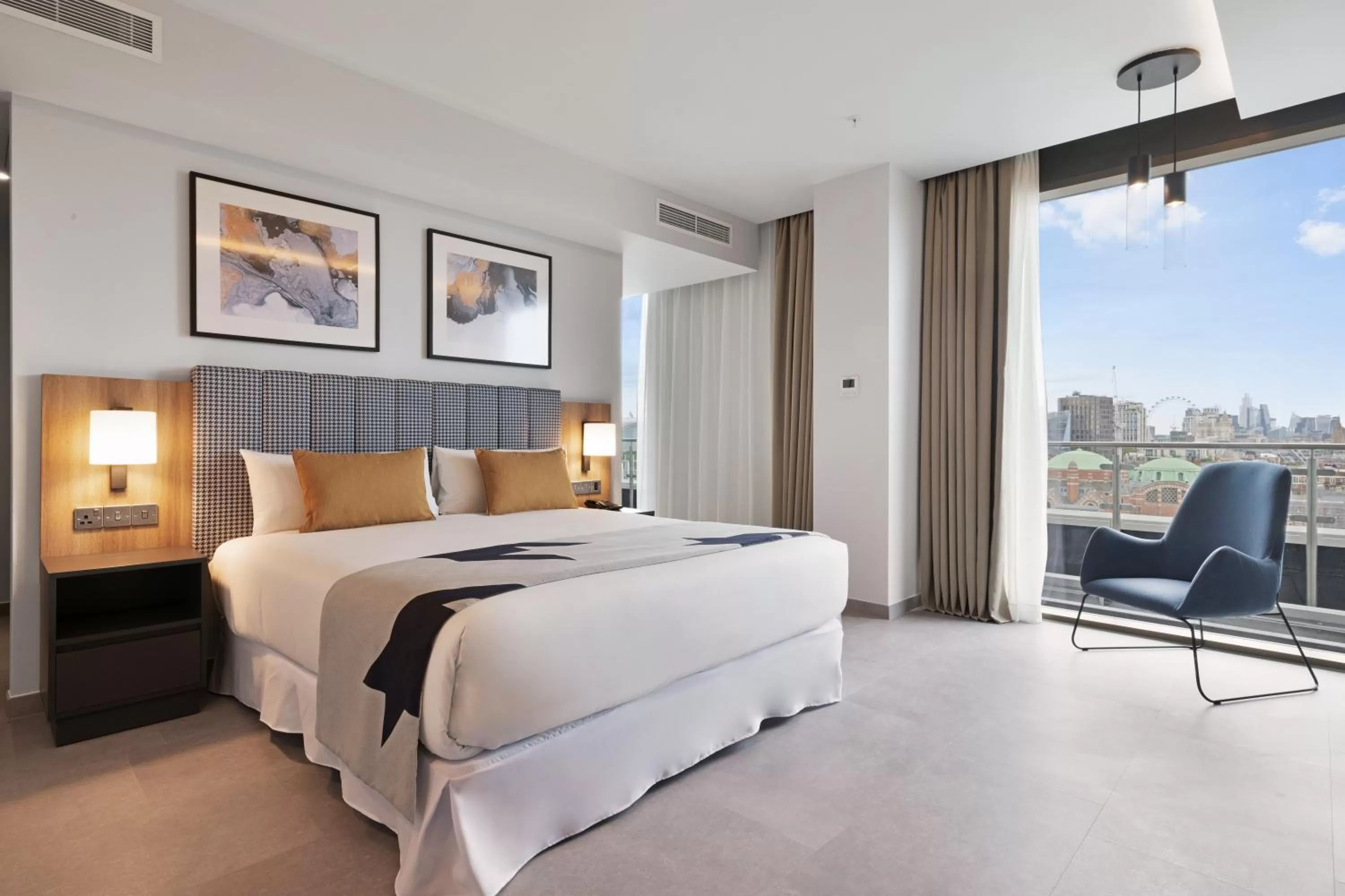 Photo of the whole room, Bed in Riu Plaza London Victoria