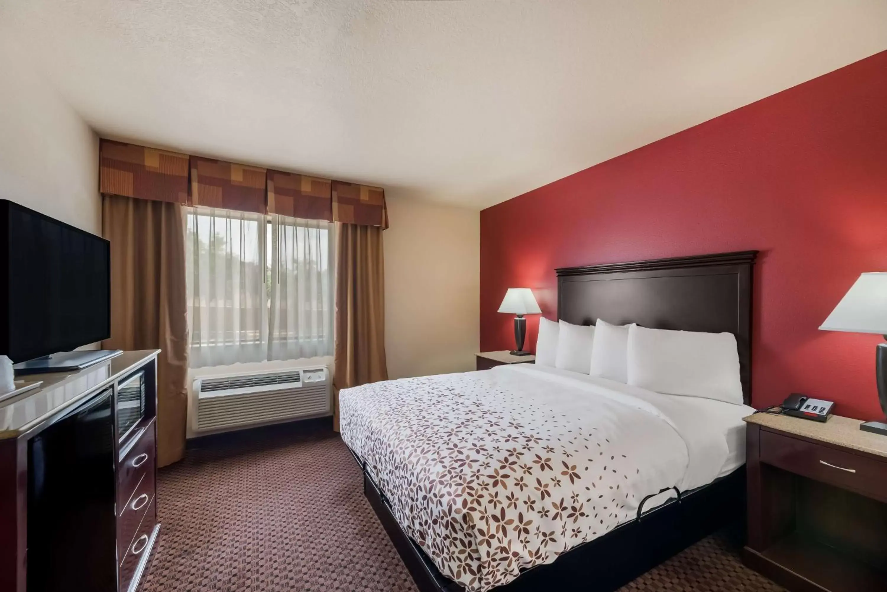 Bedroom, Bed in SureStay Plus Hotel by Best Western Silver City