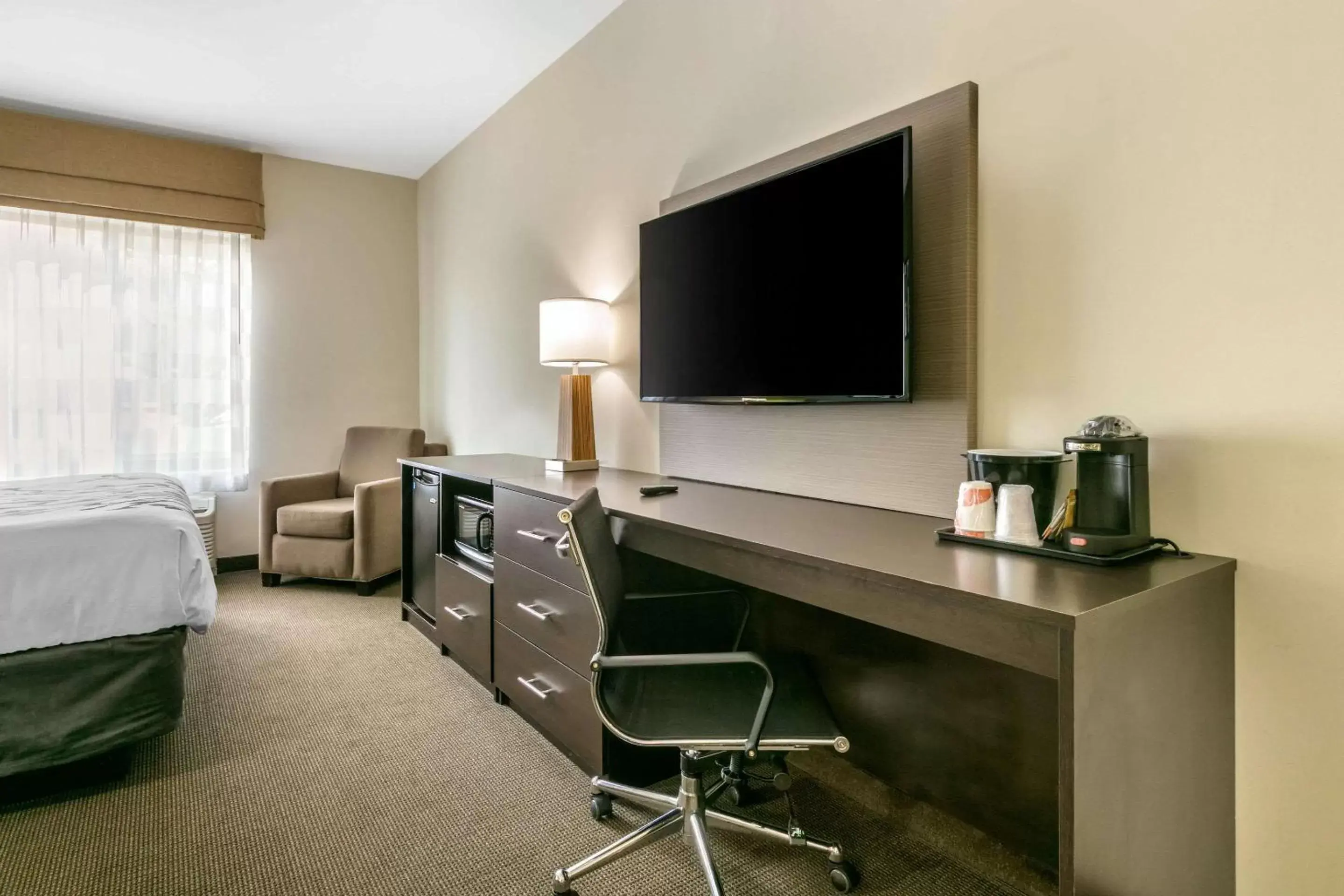 Photo of the whole room, TV/Entertainment Center in Sleep Inn & Suites Columbia