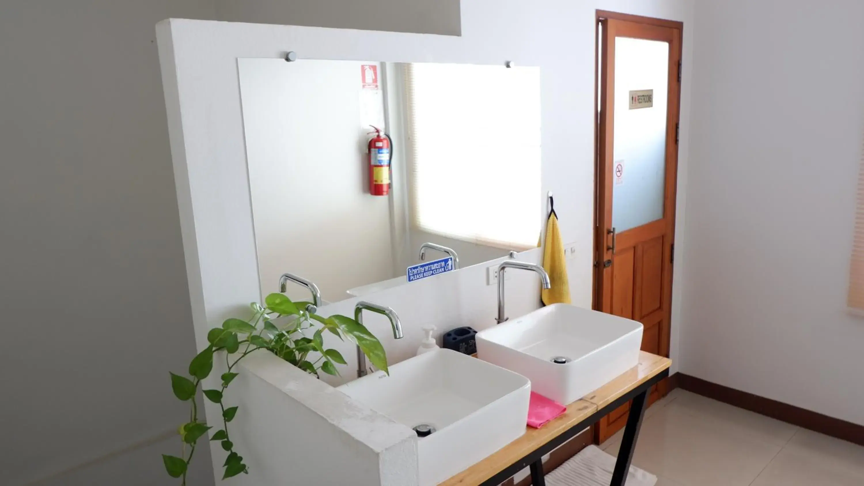 Bathroom, Dining Area in Daizy House