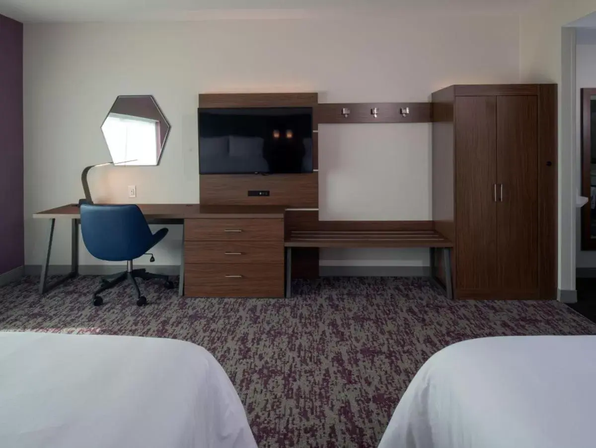 TV/Entertainment Center in Holiday Inn Express & Suites - Little Rock Downtown, an IHG Hotel