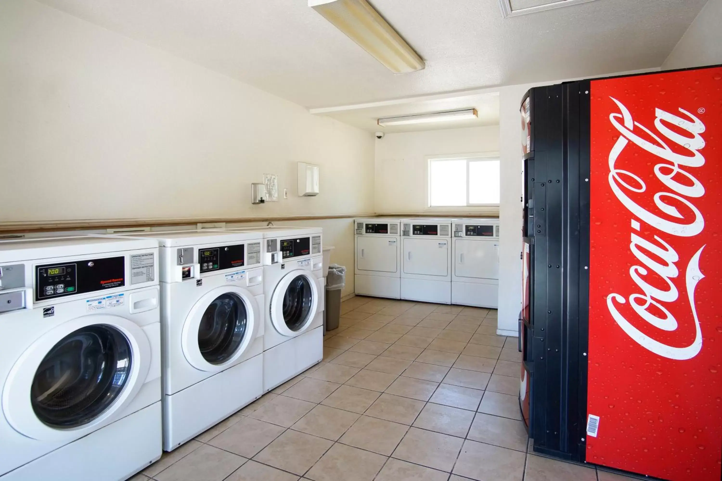 laundry, Kitchen/Kitchenette in Charm Motel & Suites